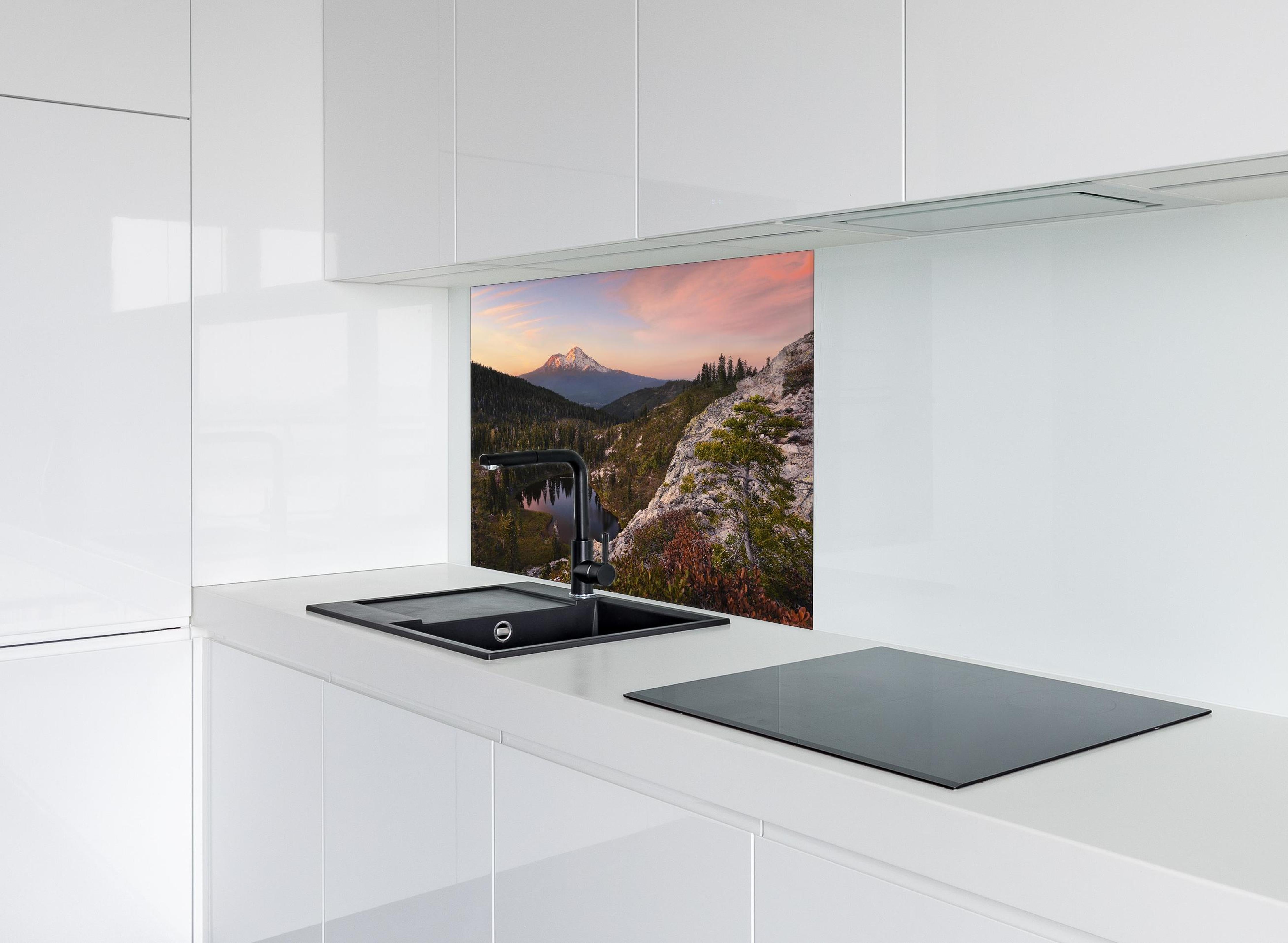 Spritzschutz - Idyllische Berglandschaft mit Herzsee hinter einem Cerankochfeld zwischen Holz-Kochutensilien
