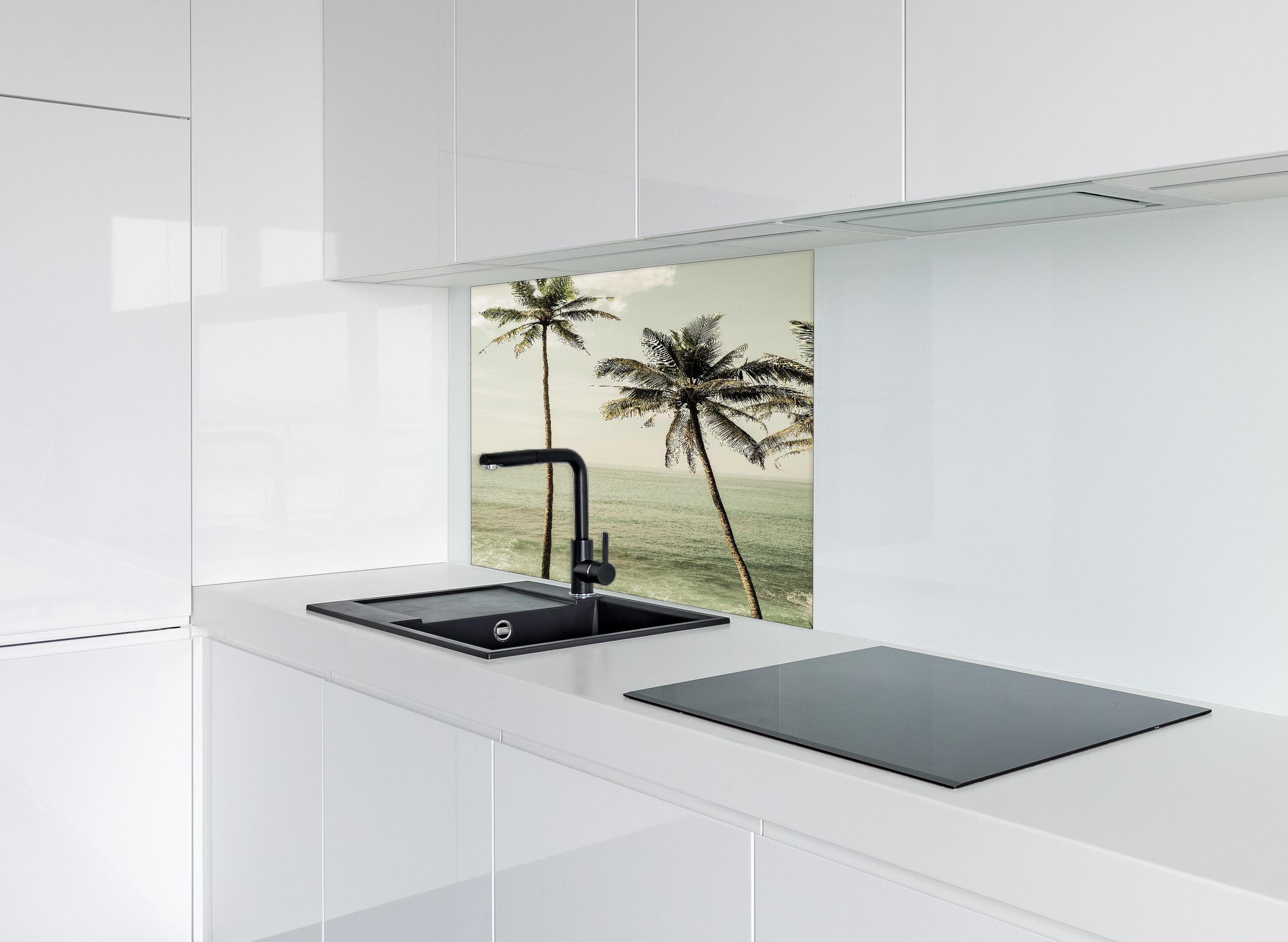 Spritzschutz - Idyllische Strandpalmen über ruhigem Meer hinter einem Cerankochfeld zwischen Holz-Kochutensilien
