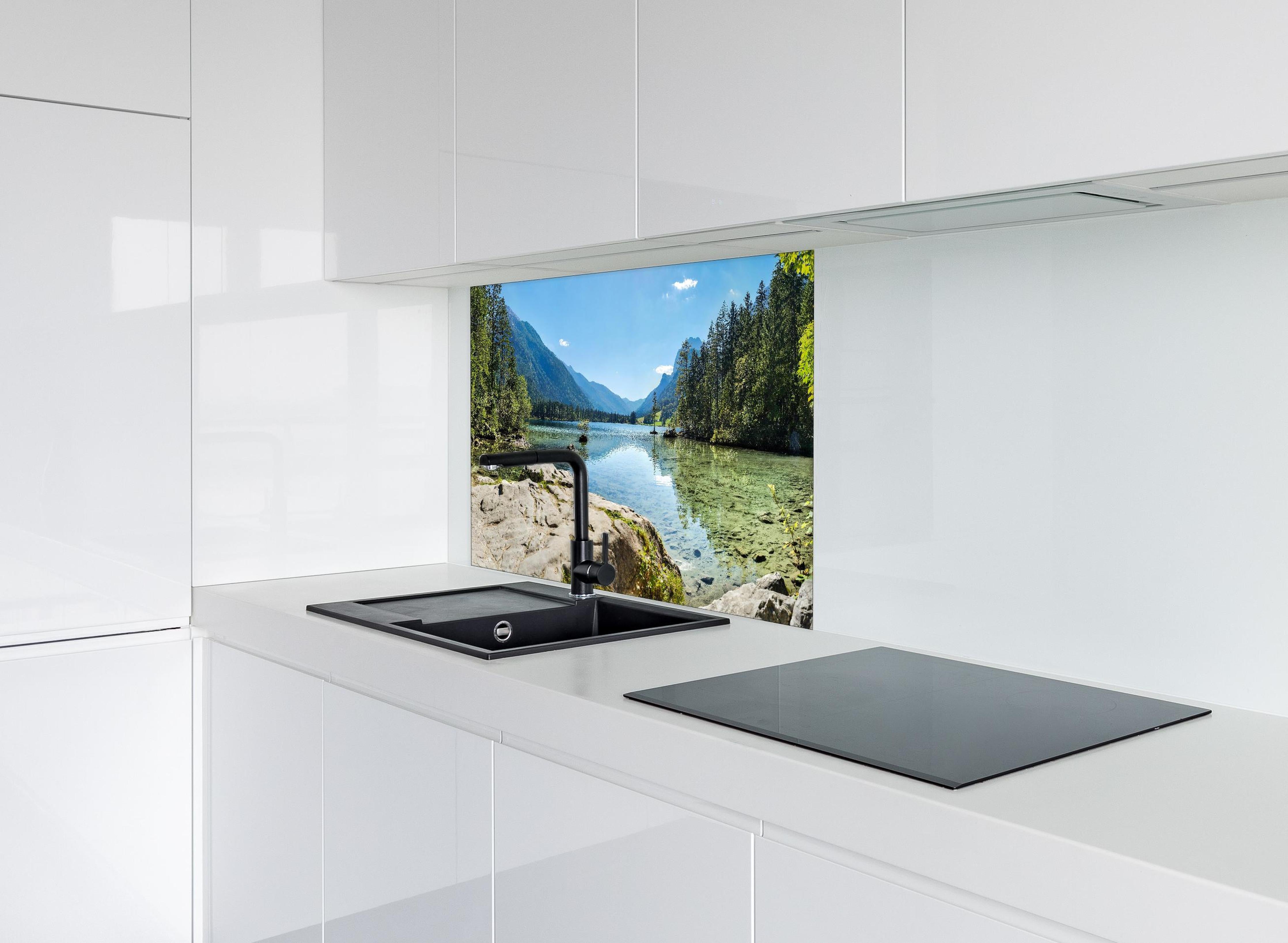 Spritzschutz - Idyllischer Königssee hinter einem Cerankochfeld zwischen Holz-Kochutensilien
