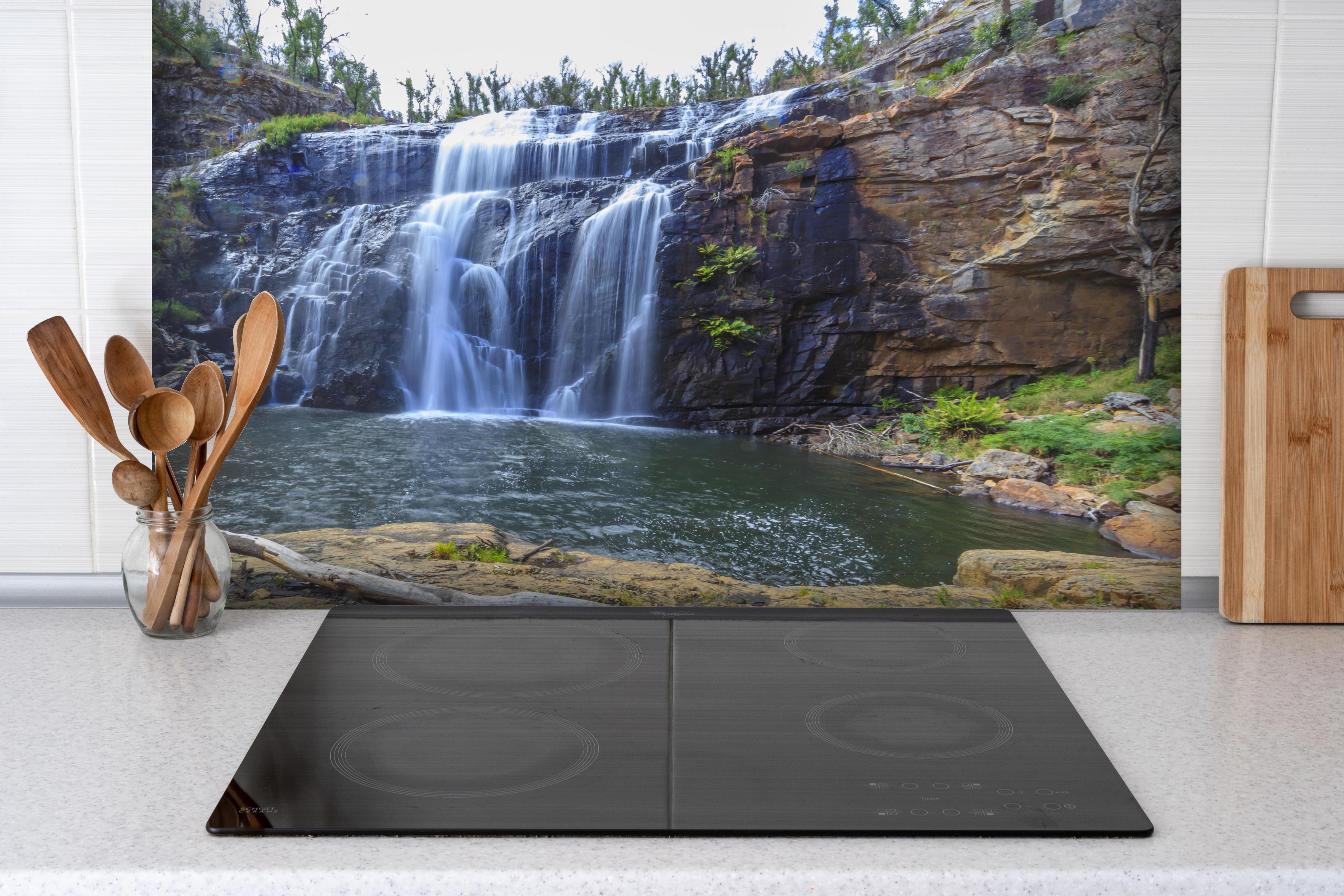 Spritzschutz - Idyllischer Wasserfall in New South Wales Australien hinter einem Cerankochfeld zwischen Holz-Kochutensilien
