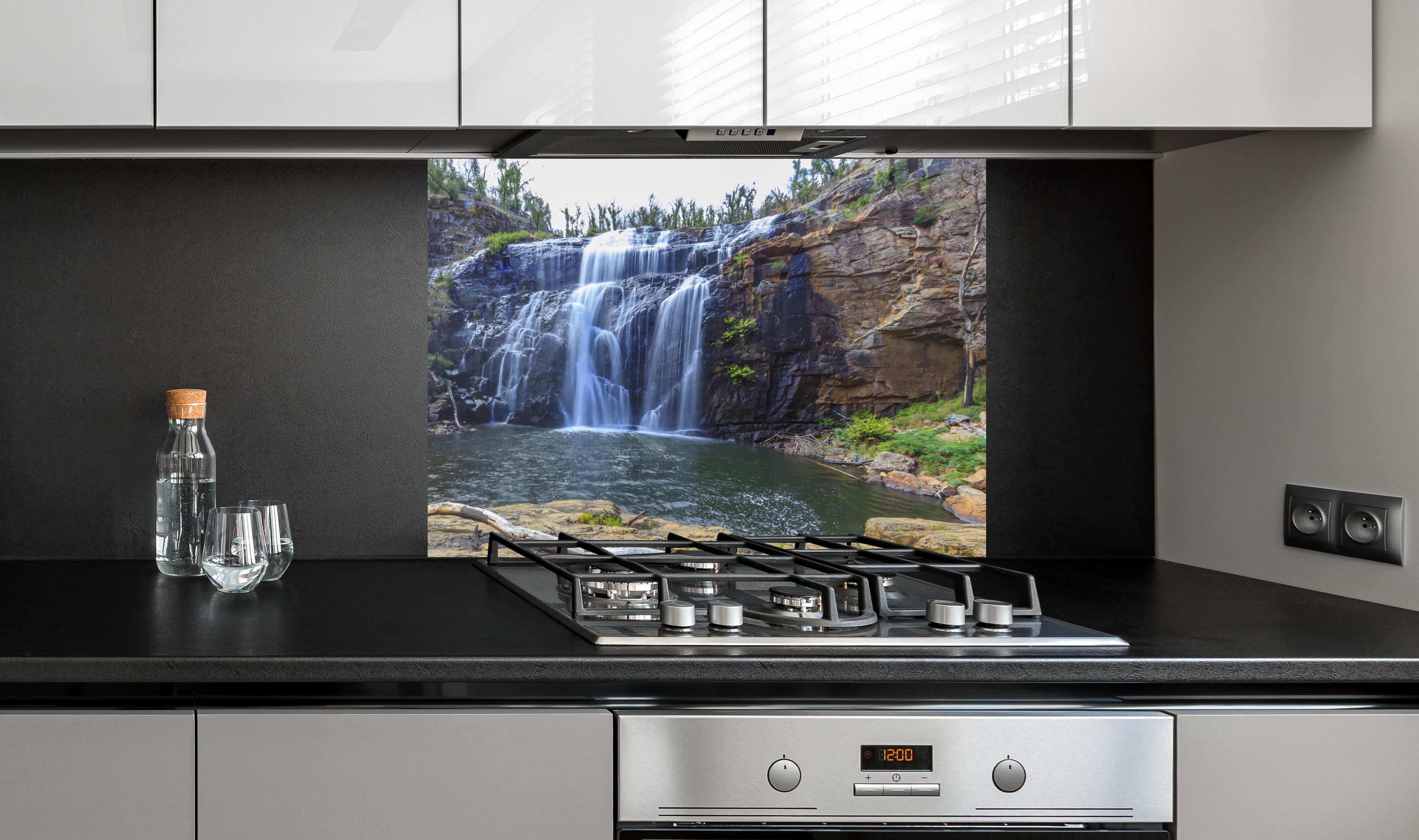 Spritzschutz - Idyllischer Wasserfall in New South Wales Australien hinter einem Cerankochfeld zwischen Holz-Kochutensilien
