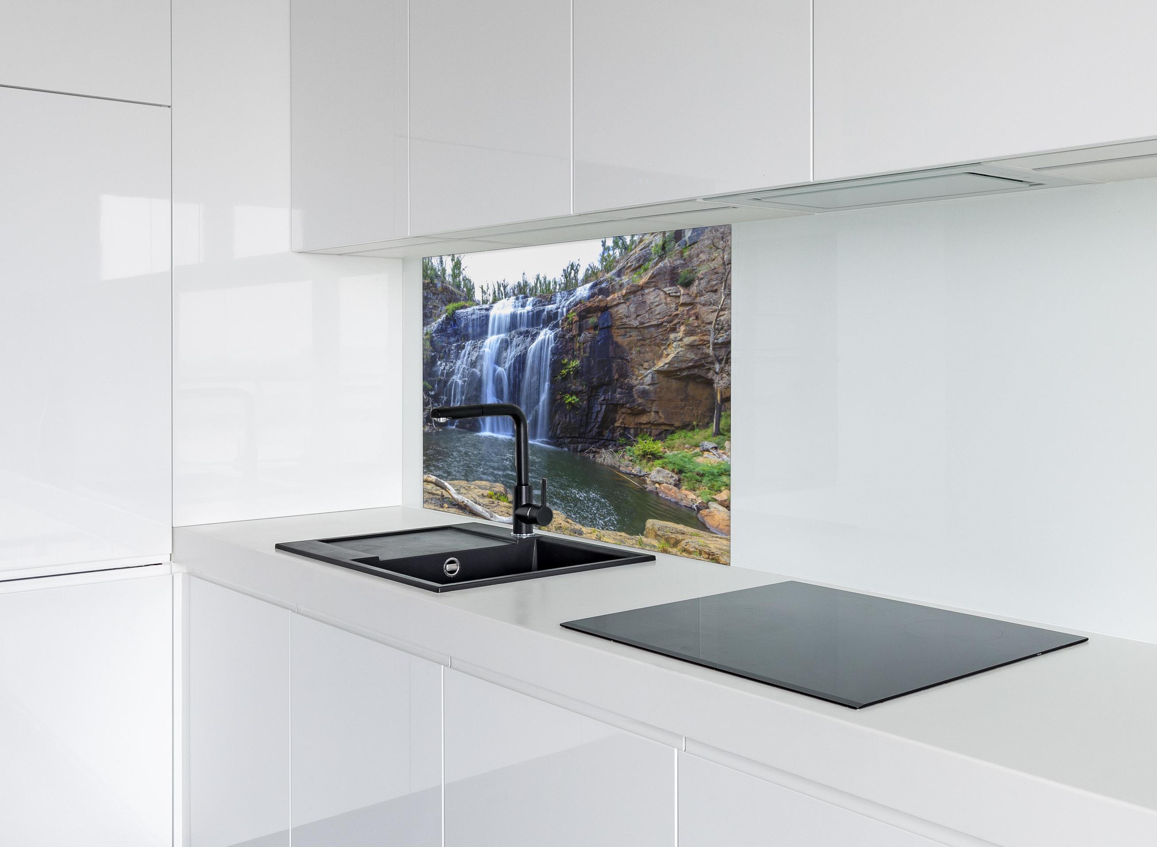 Spritzschutz - Idyllischer Wasserfall in New South Wales Australien hinter einem Cerankochfeld zwischen Holz-Kochutensilien
