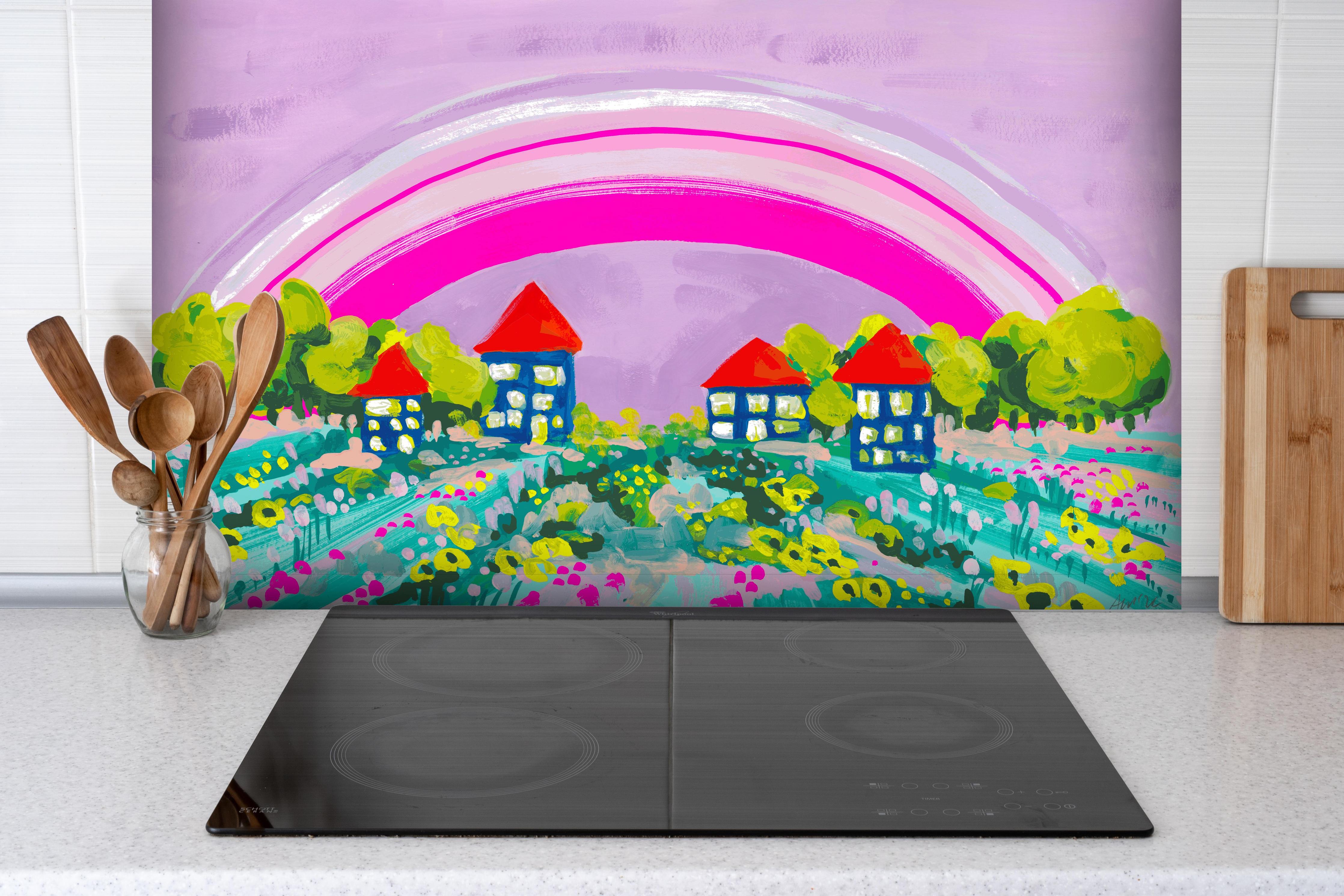 Spritzschutz - Idyllisches Dorf unter Regenbogen Aquarellbild hinter einem Cerankochfeld zwischen Holz-Kochutensilien
