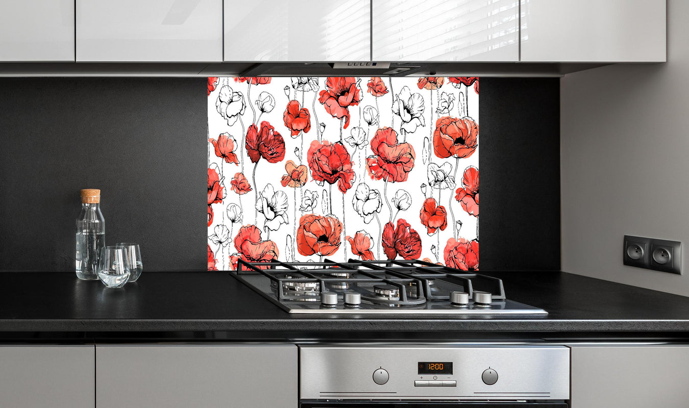Spritzschutz - Illustration Rote Mohnblumen Skizze Muster hinter einem Cerankochfeld zwischen Holz-Kochutensilien

