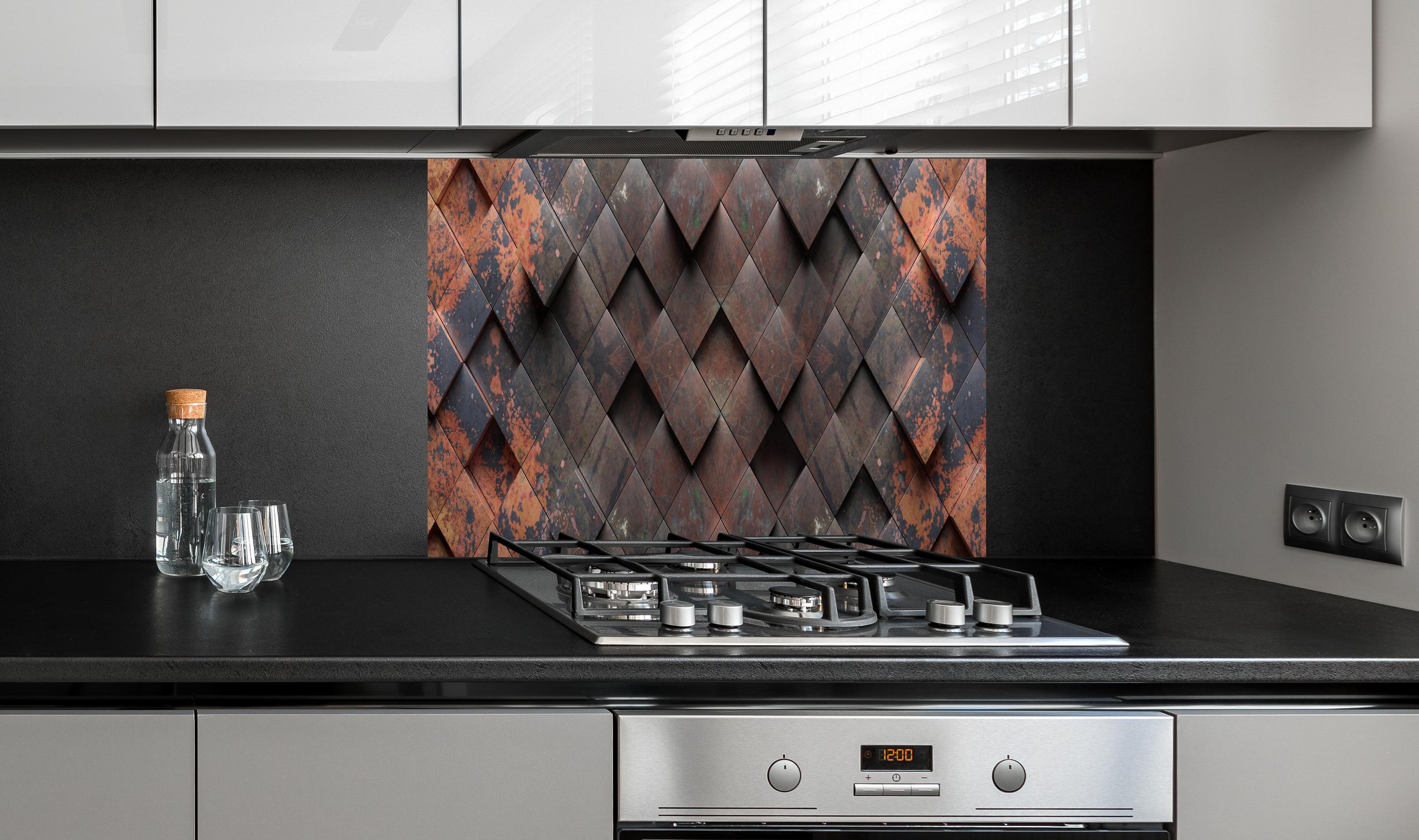 Spritzschutz - Industrielle rostige Metall-Würfelstruktur hinter einem Cerankochfeld zwischen Holz-Kochutensilien
