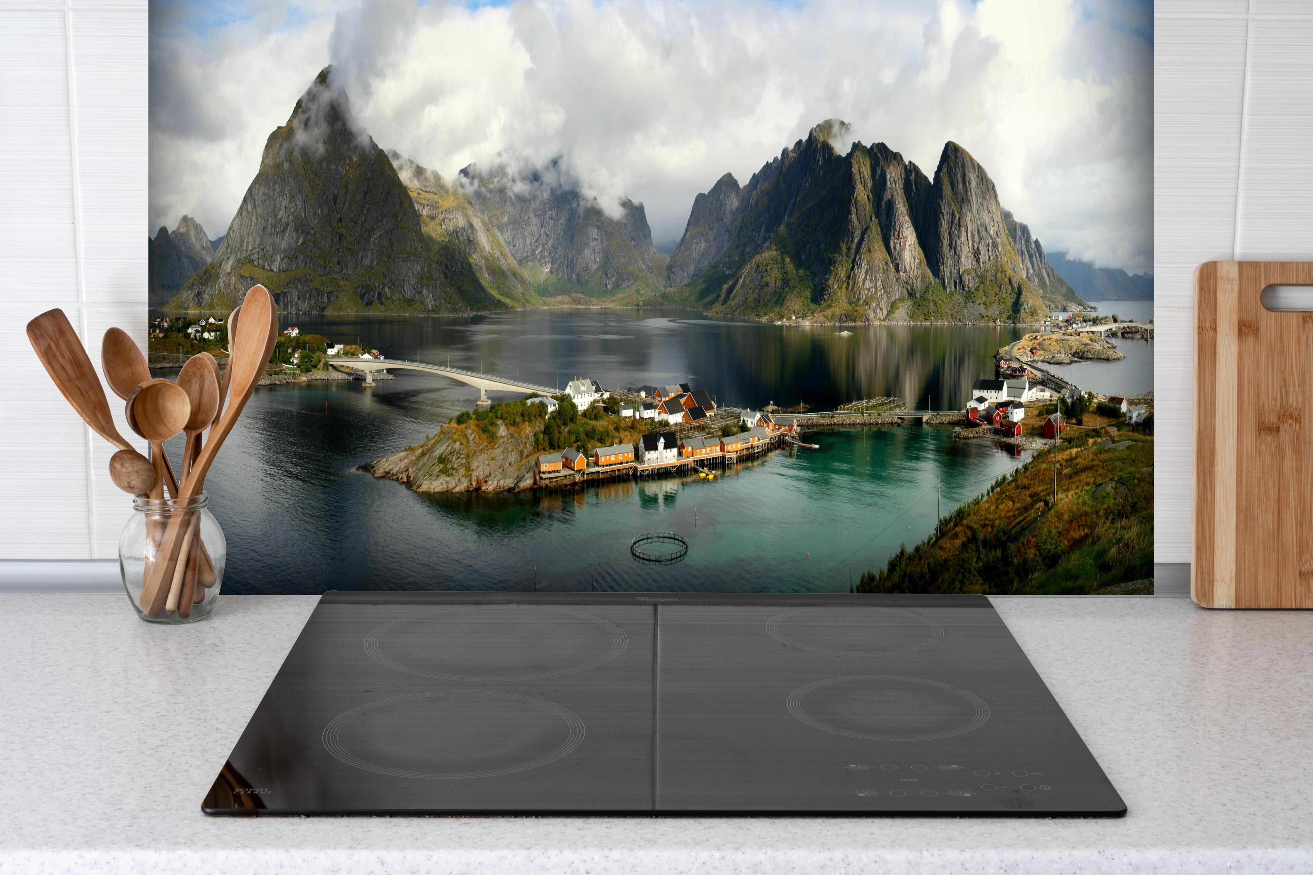 Spritzschutz - Inselwelt Lofoten 2007 hinter einem Cerankochfeld zwischen Holz-Kochutensilien
