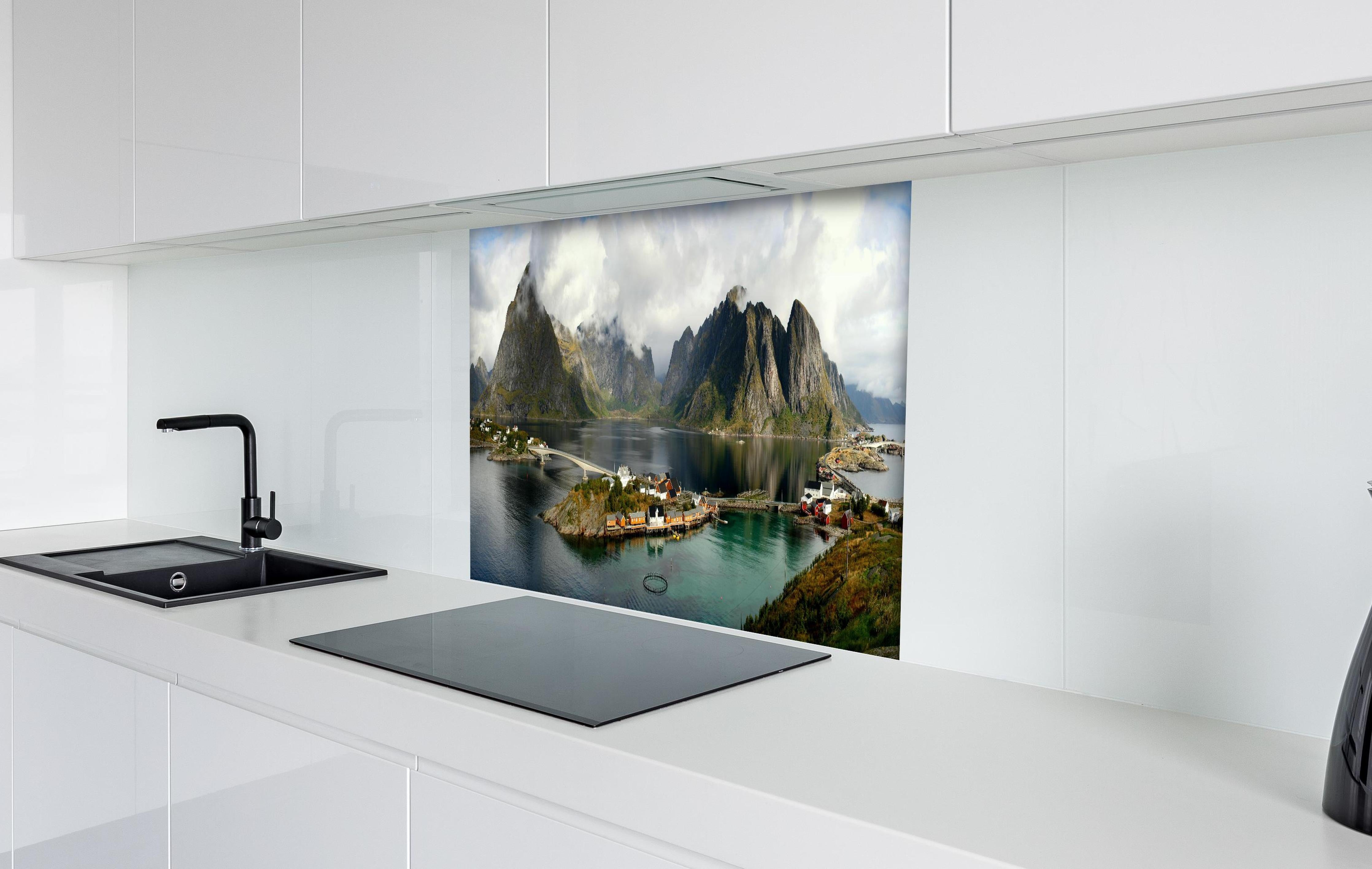 Spritzschutz - Inselwelt Lofoten 2007 hinter einem Cerankochfeld zwischen Holz-Kochutensilien
