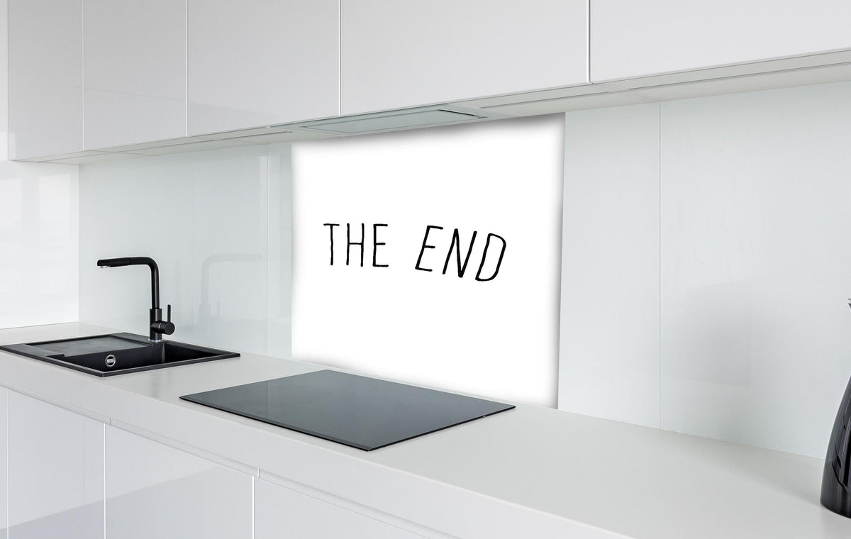 Spritzschutz - Inspirierende Schwarz-Weiß Schriftzug 'The End' hinter einem Cerankochfeld zwischen Holz-Kochutensilien
