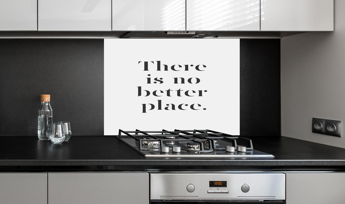 Spritzschutz - Inspirierender Typo-Druck 'No Better Place' hinter einem Cerankochfeld zwischen Holz-Kochutensilien
