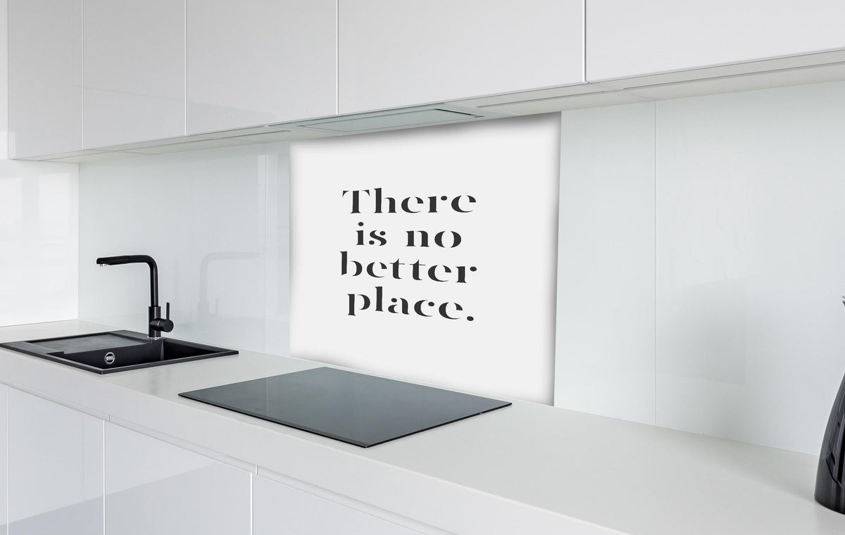 Spritzschutz - Inspirierender Typo-Druck 'No Better Place' hinter einem Cerankochfeld zwischen Holz-Kochutensilien
