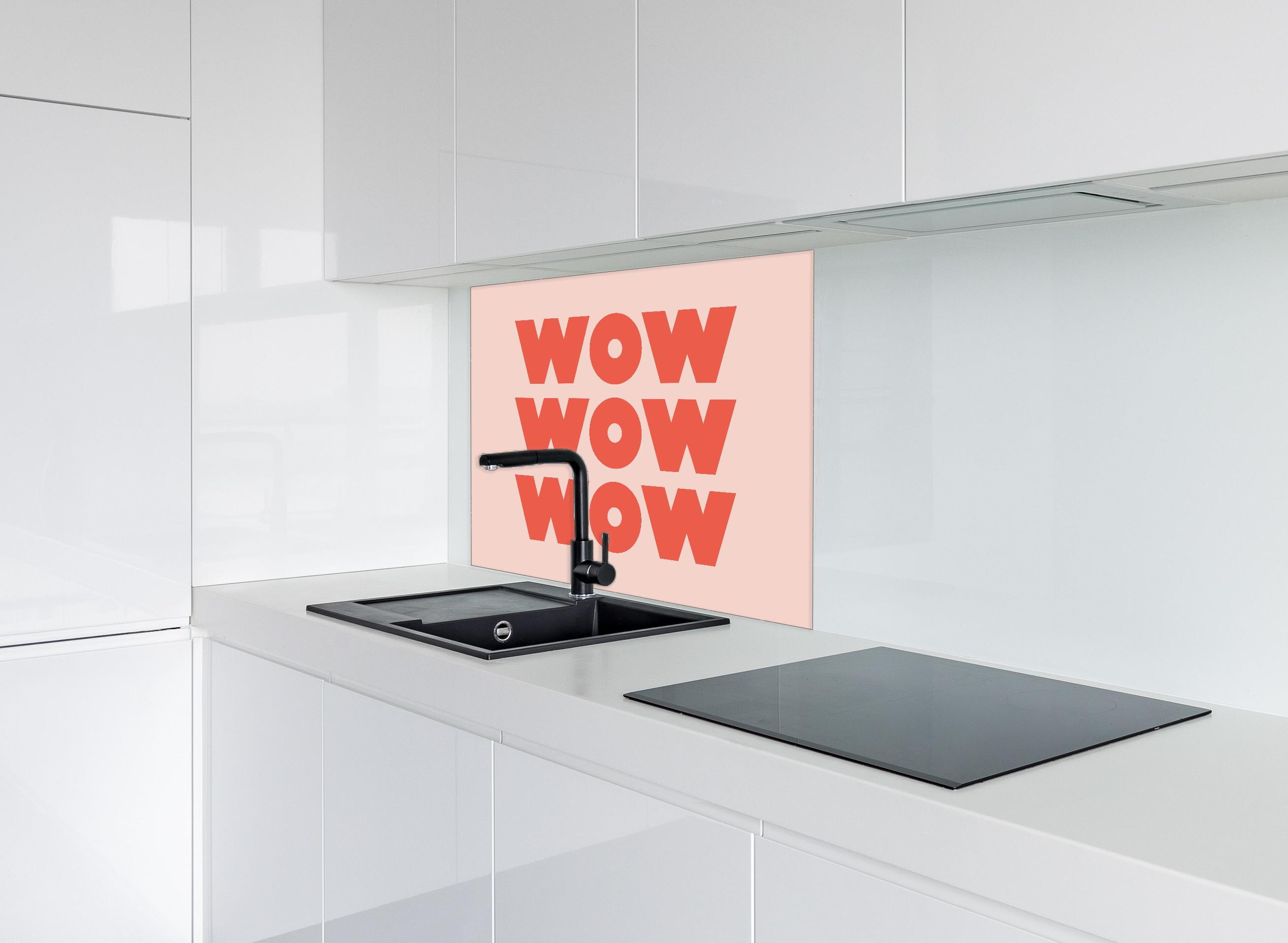 Spritzschutz - Inspirierender 'WOW' Text auf Pinkem Hintergrund hinter einem Cerankochfeld zwischen Holz-Kochutensilien
