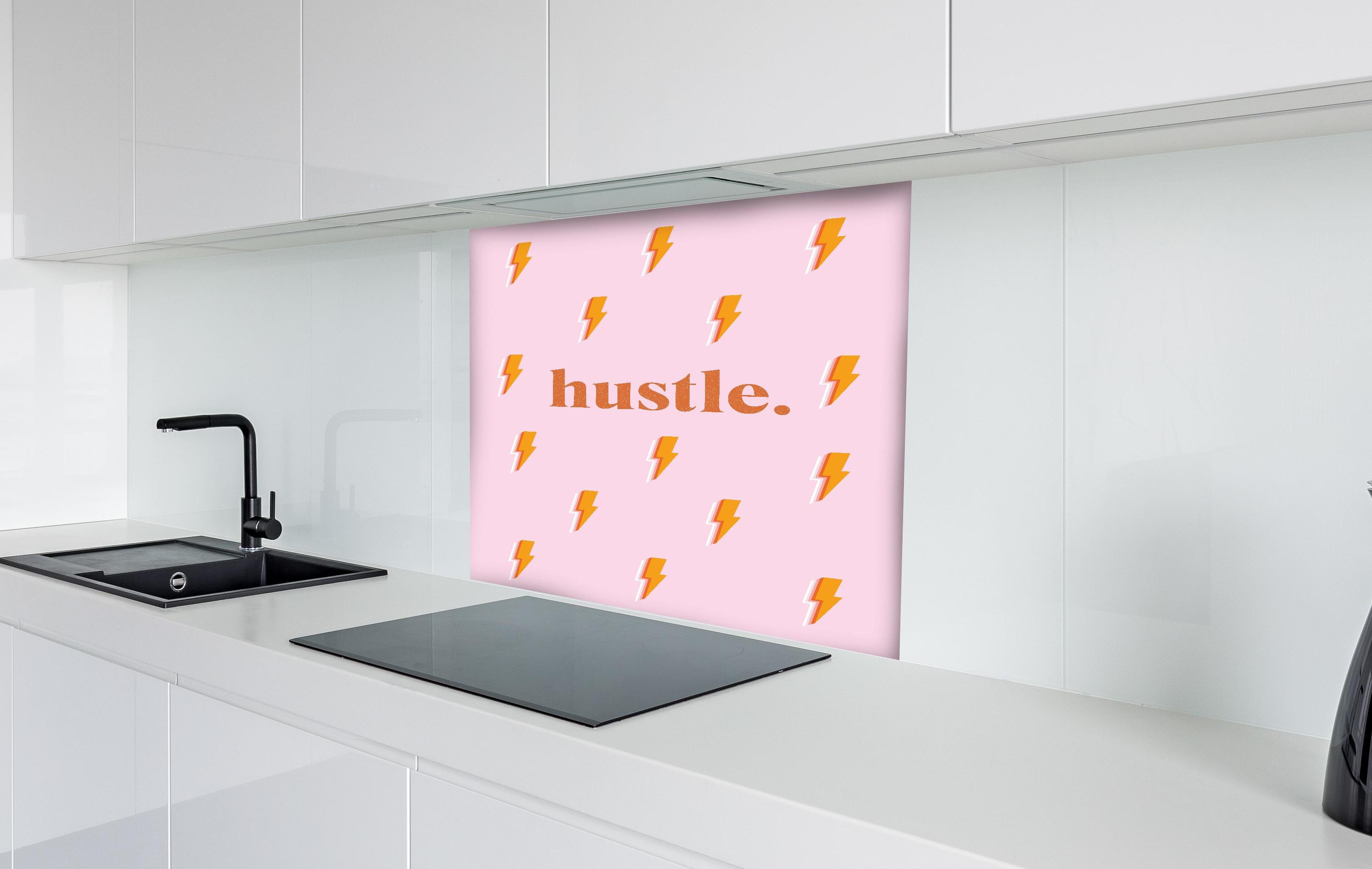 Spritzschutz - Inspirierendes Blitz-Motiv in Pink und Orange hinter einem Cerankochfeld zwischen Holz-Kochutensilien
