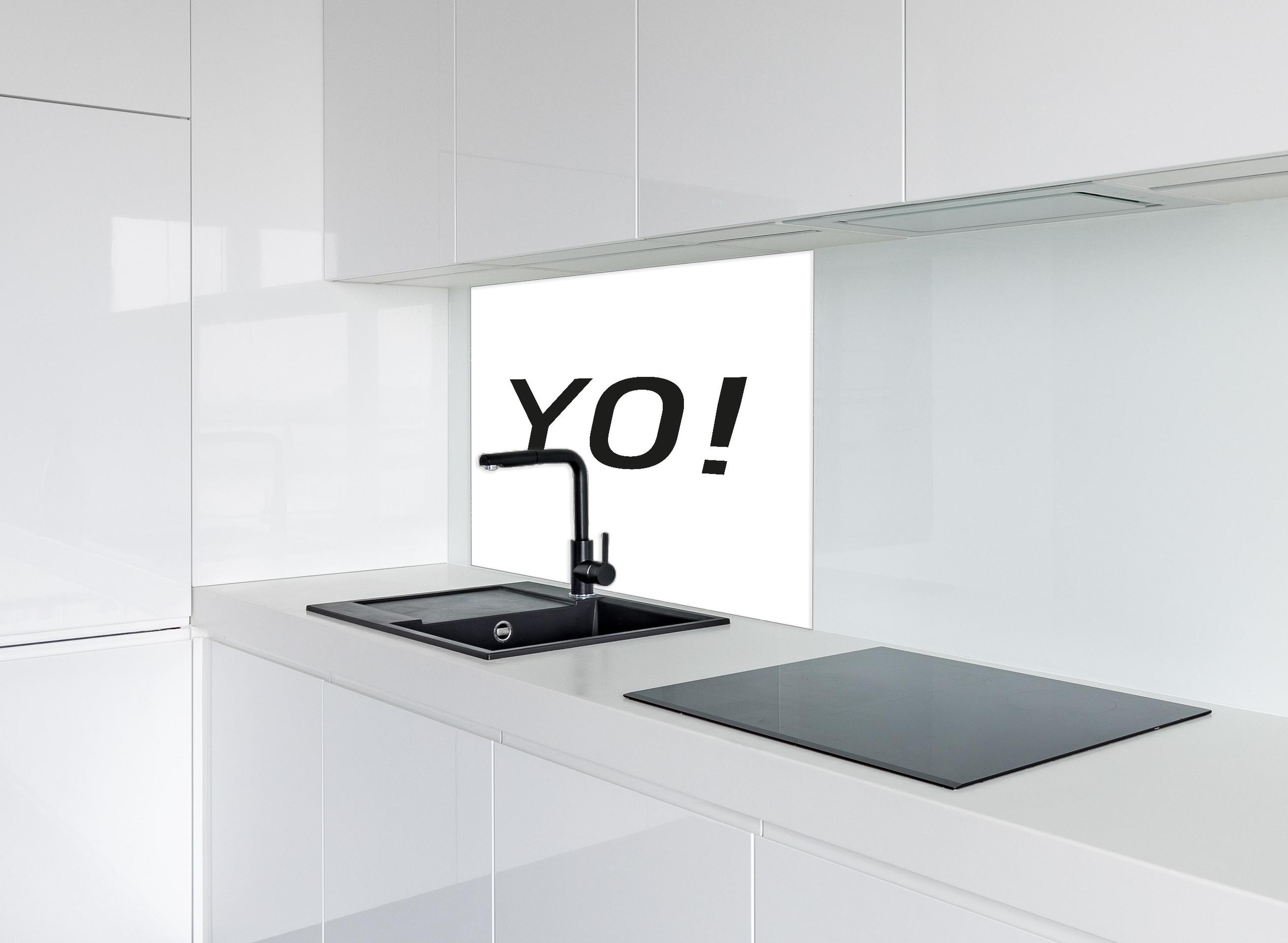 Spritzschutz - Inspirierendes 'YO!' in Schwarz auf Weiß hinter einem Cerankochfeld zwischen Holz-Kochutensilien
