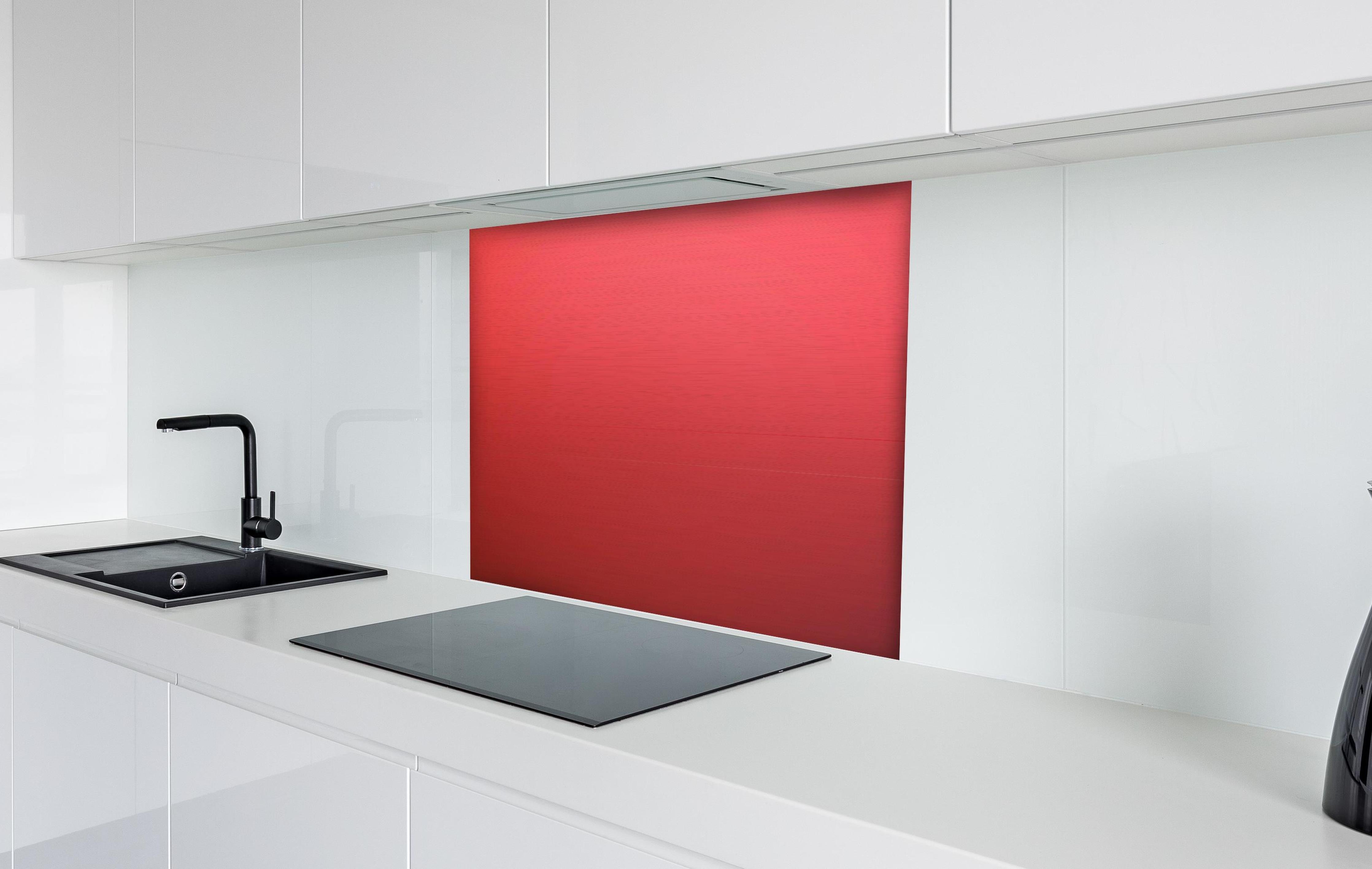 Spritzschutz - Intensives Uniform Rot Texturloses Design hinter einem Cerankochfeld zwischen Holz-Kochutensilien
