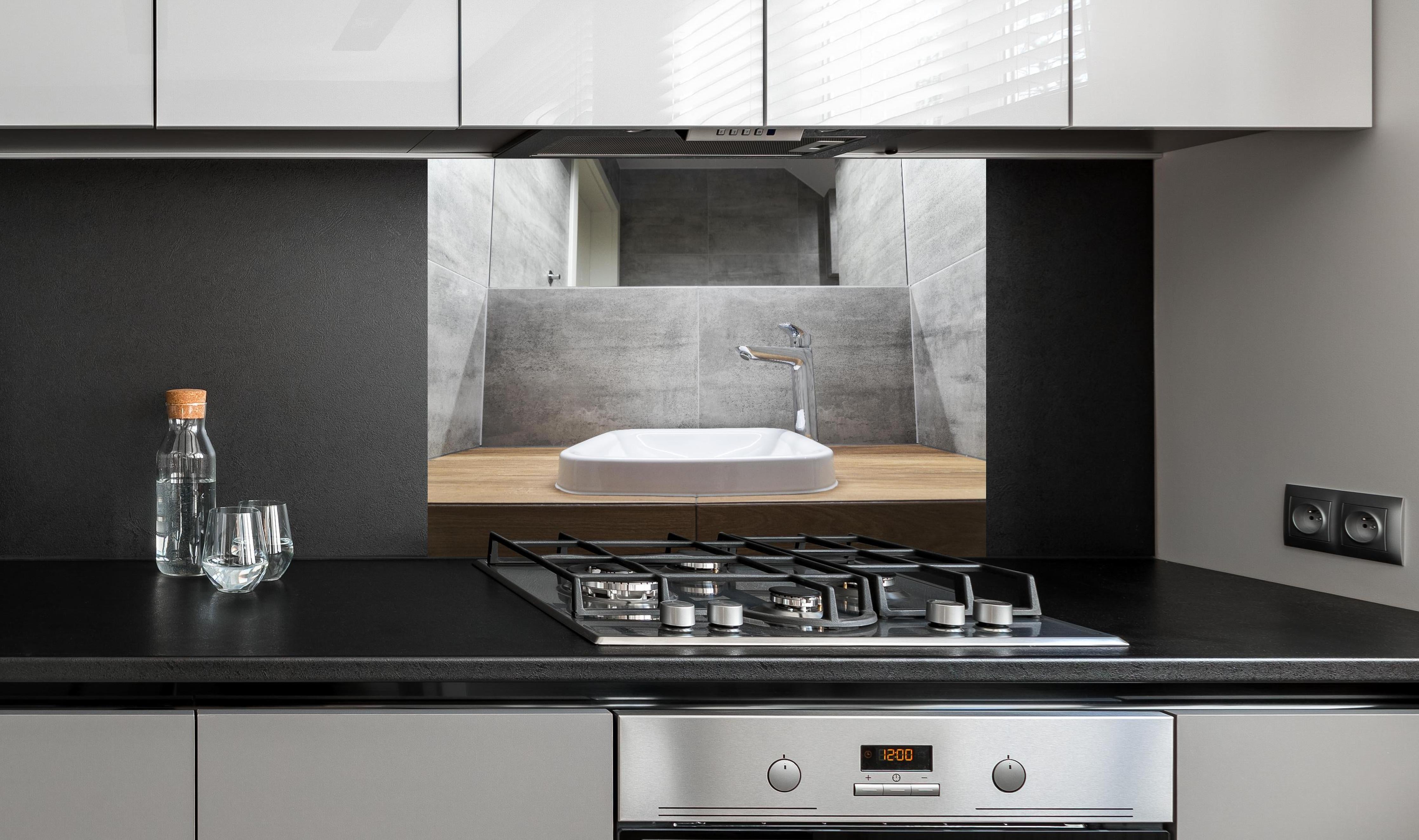 Spritzschutz - Interieur eines modernen Badezimmers hinter einem Cerankochfeld zwischen Holz-Kochutensilien

