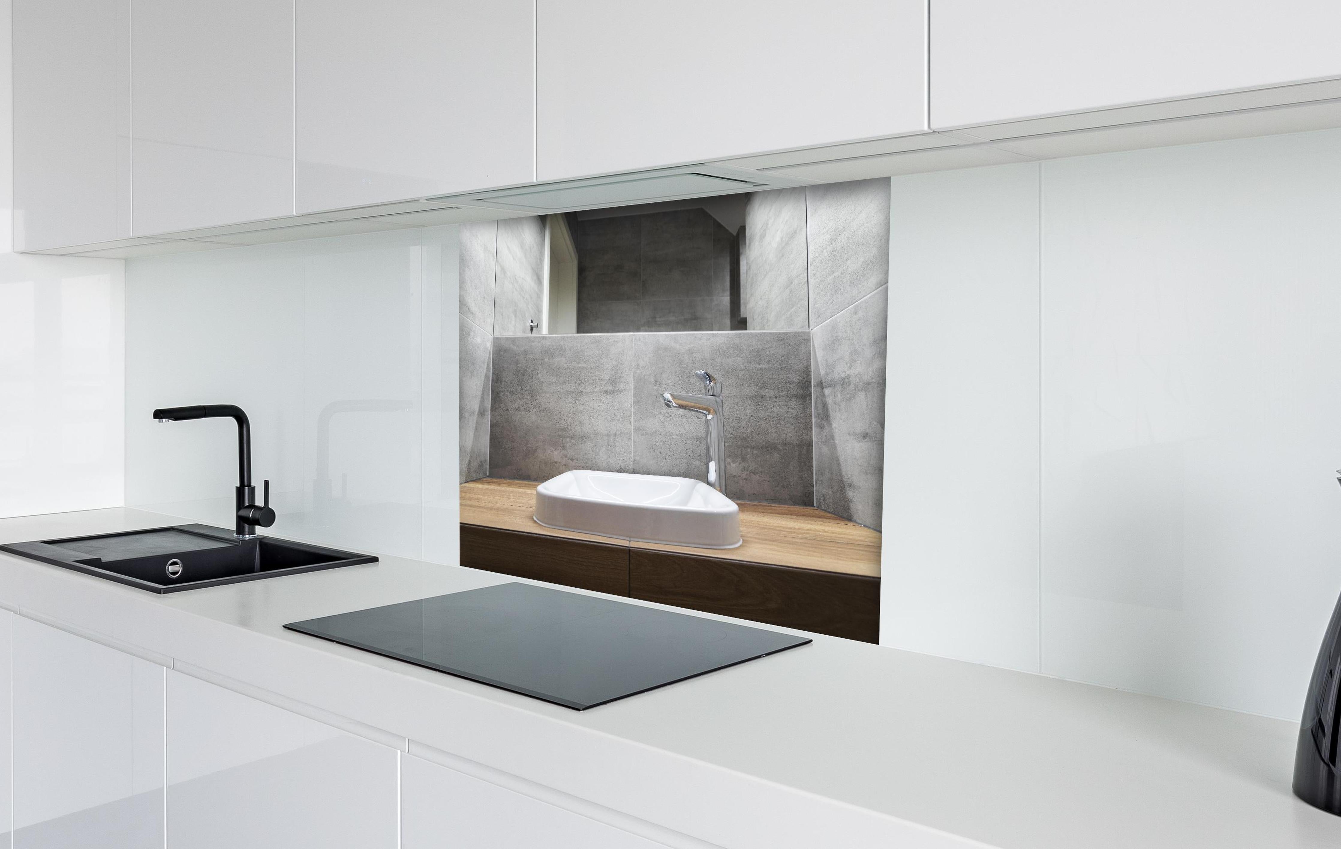 Spritzschutz - Interieur eines modernen Badezimmers hinter einem Cerankochfeld zwischen Holz-Kochutensilien
