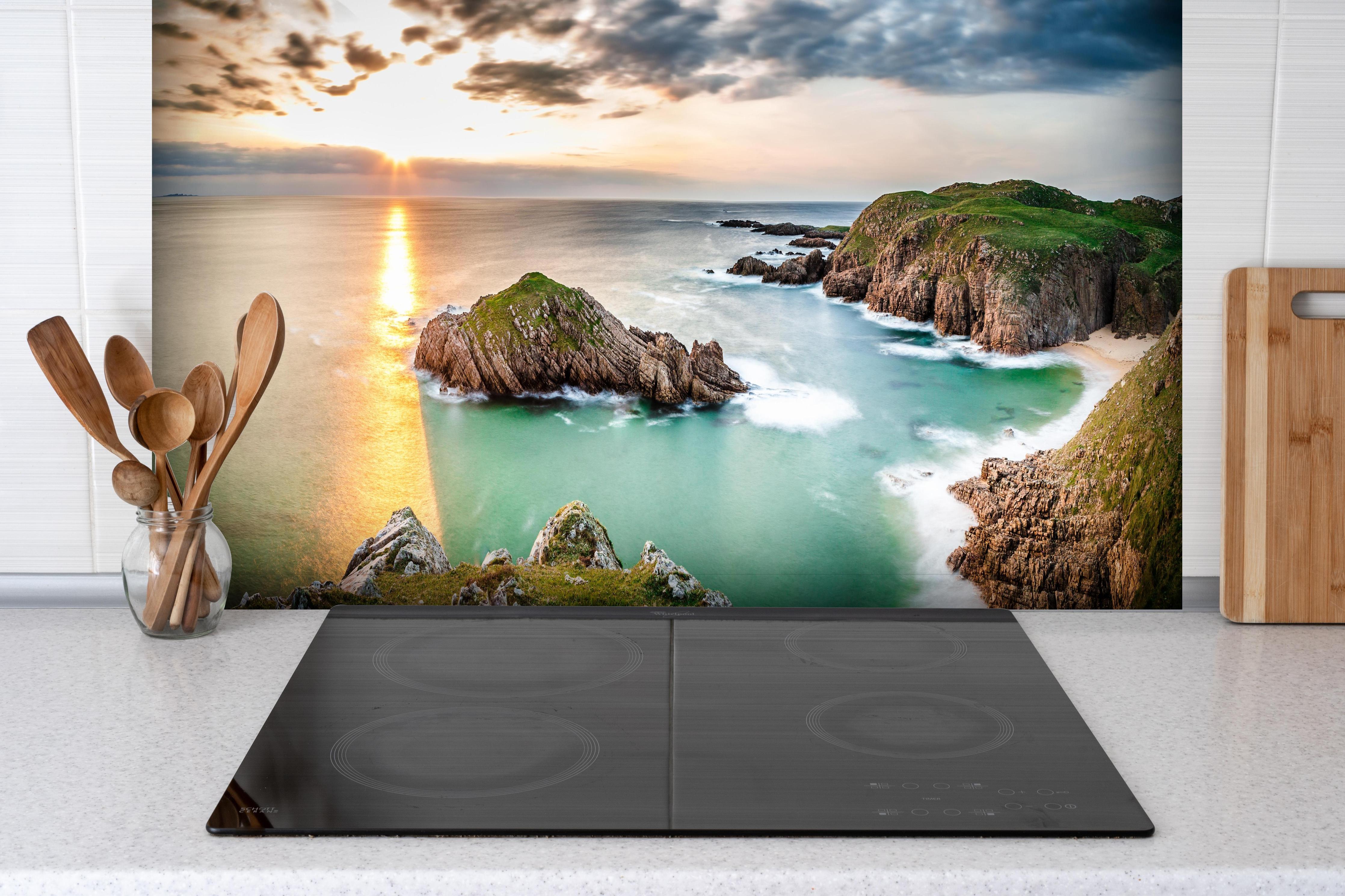 Spritzschutz - Irland Panorama Küste bei Sonnenuntergang hinter einem Cerankochfeld zwischen Holz-Kochutensilien
