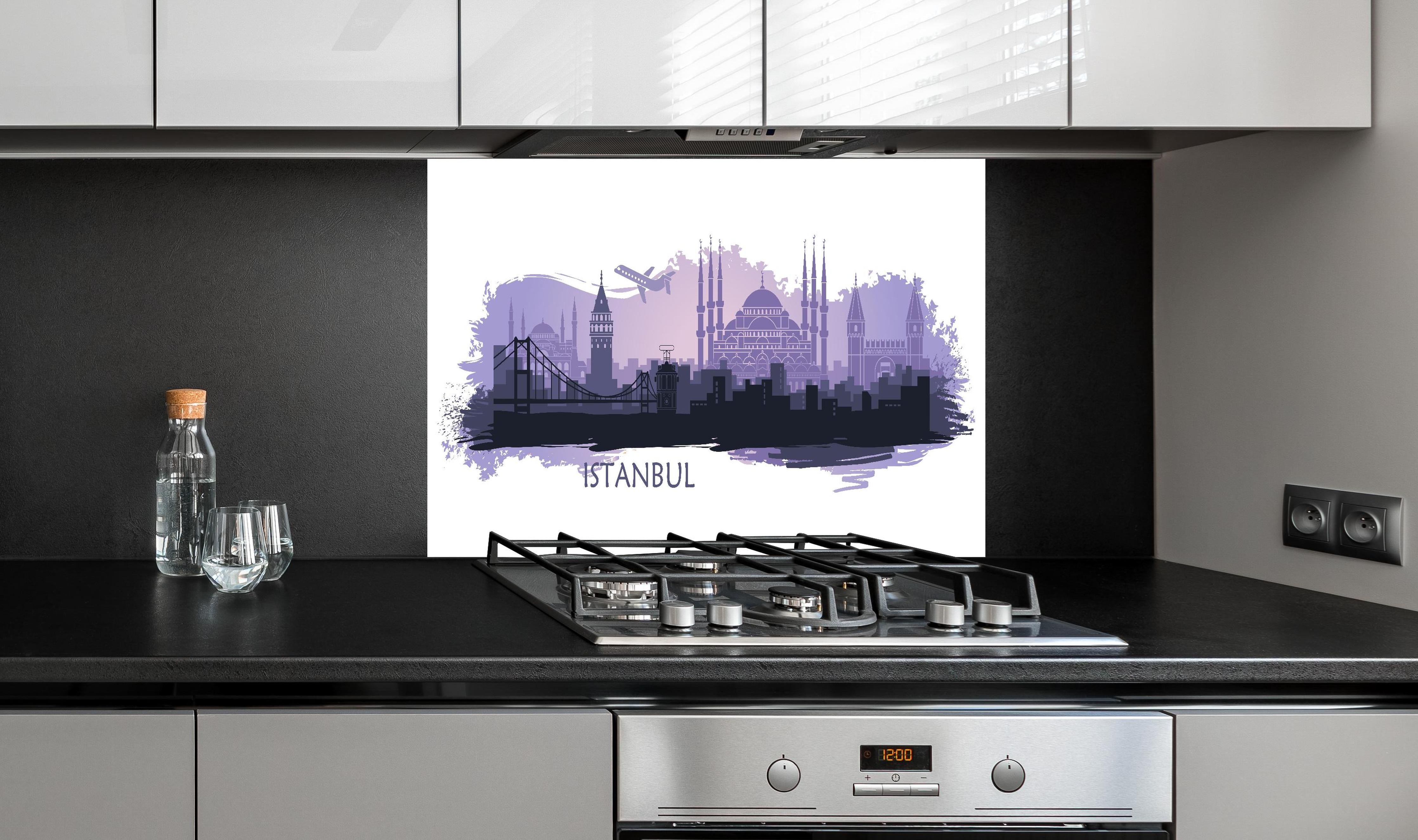 Spritzschutz - Istanbul Painting hinter einem Cerankochfeld zwischen Holz-Kochutensilien
