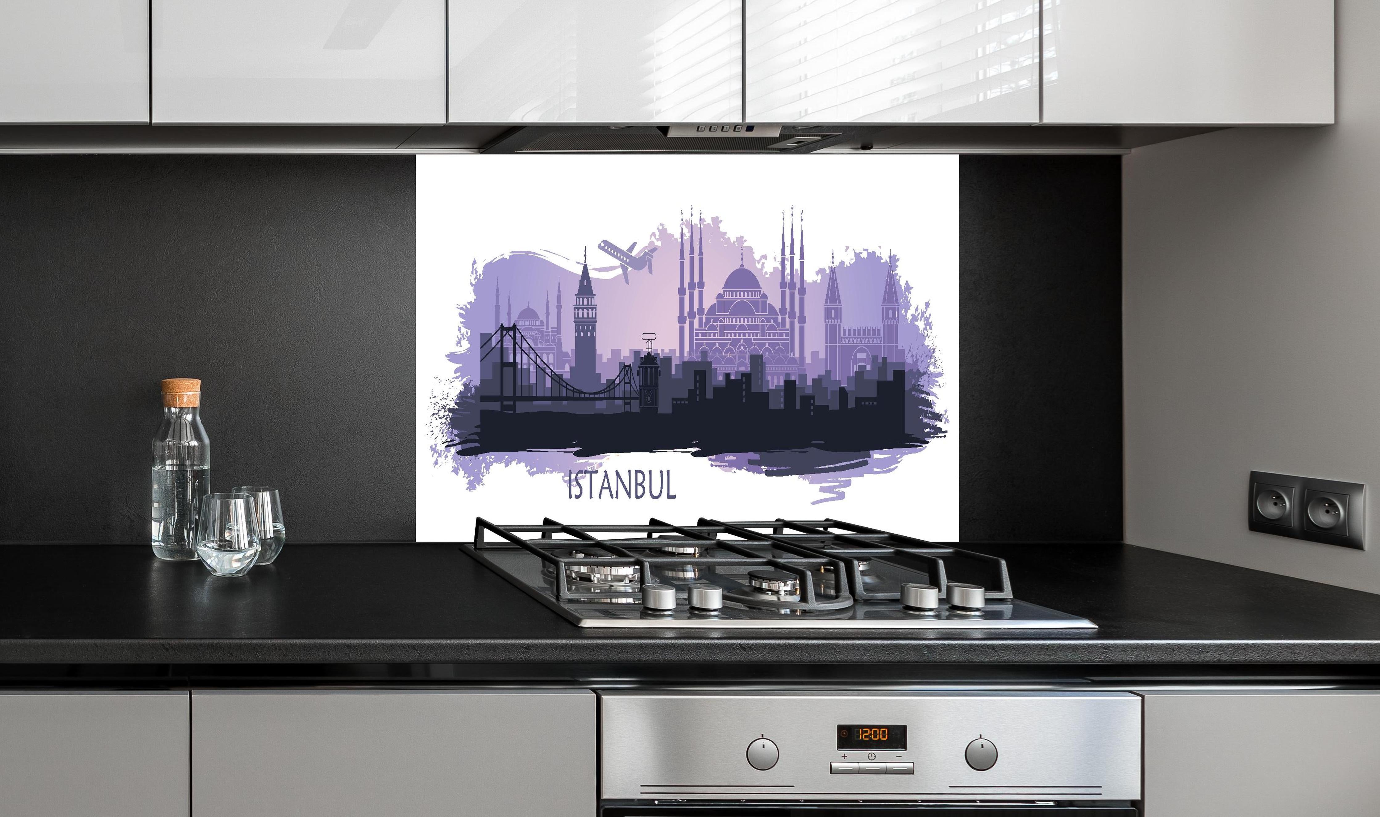 Spritzschutz - Istanbul Stadtsilhouette bei Dämmerung hinter einem Cerankochfeld zwischen Holz-Kochutensilien
