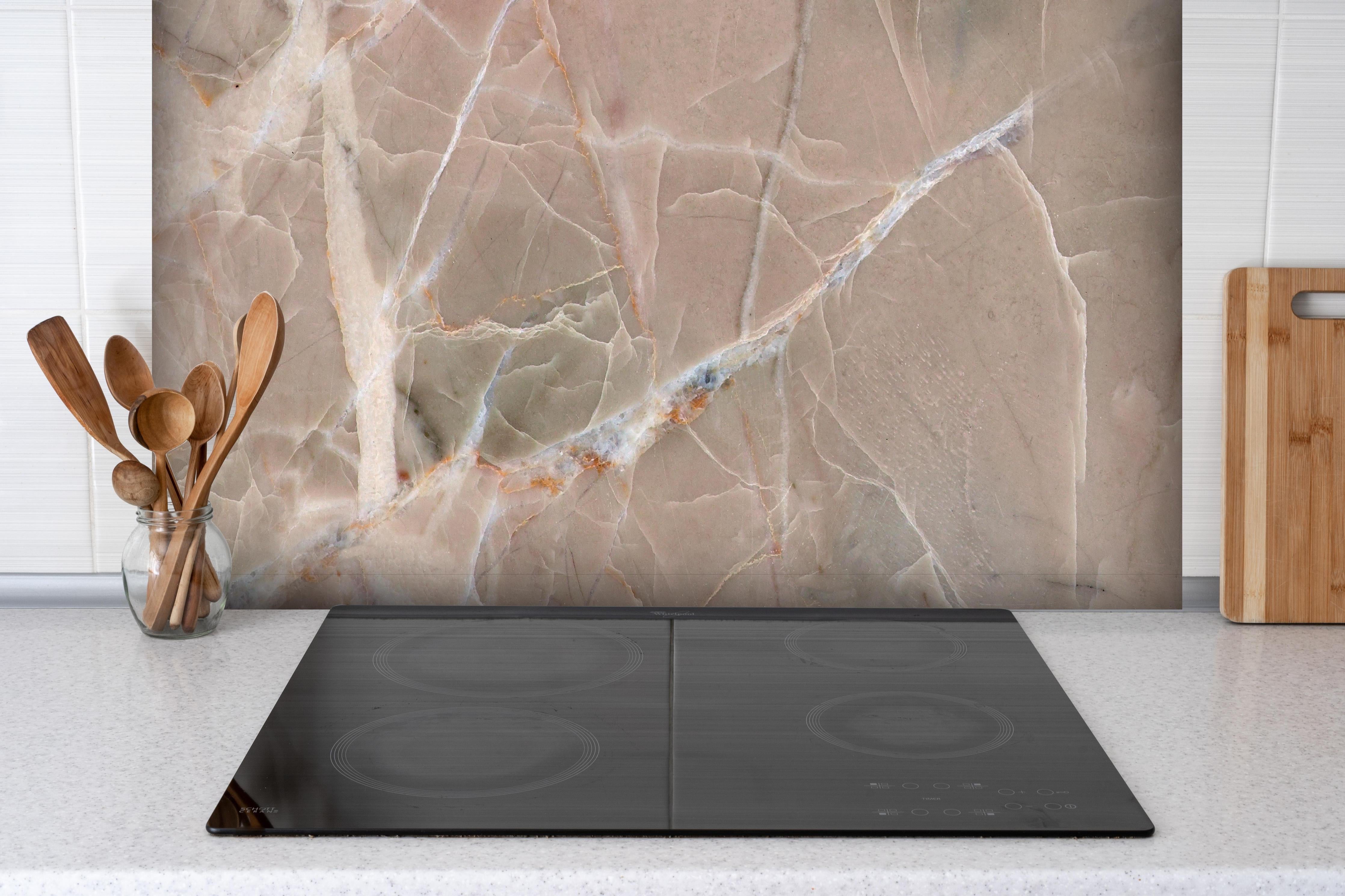 Spritzschutz - Italienische Marmor Textur hinter einem Cerankochfeld zwischen Holz-Kochutensilien
