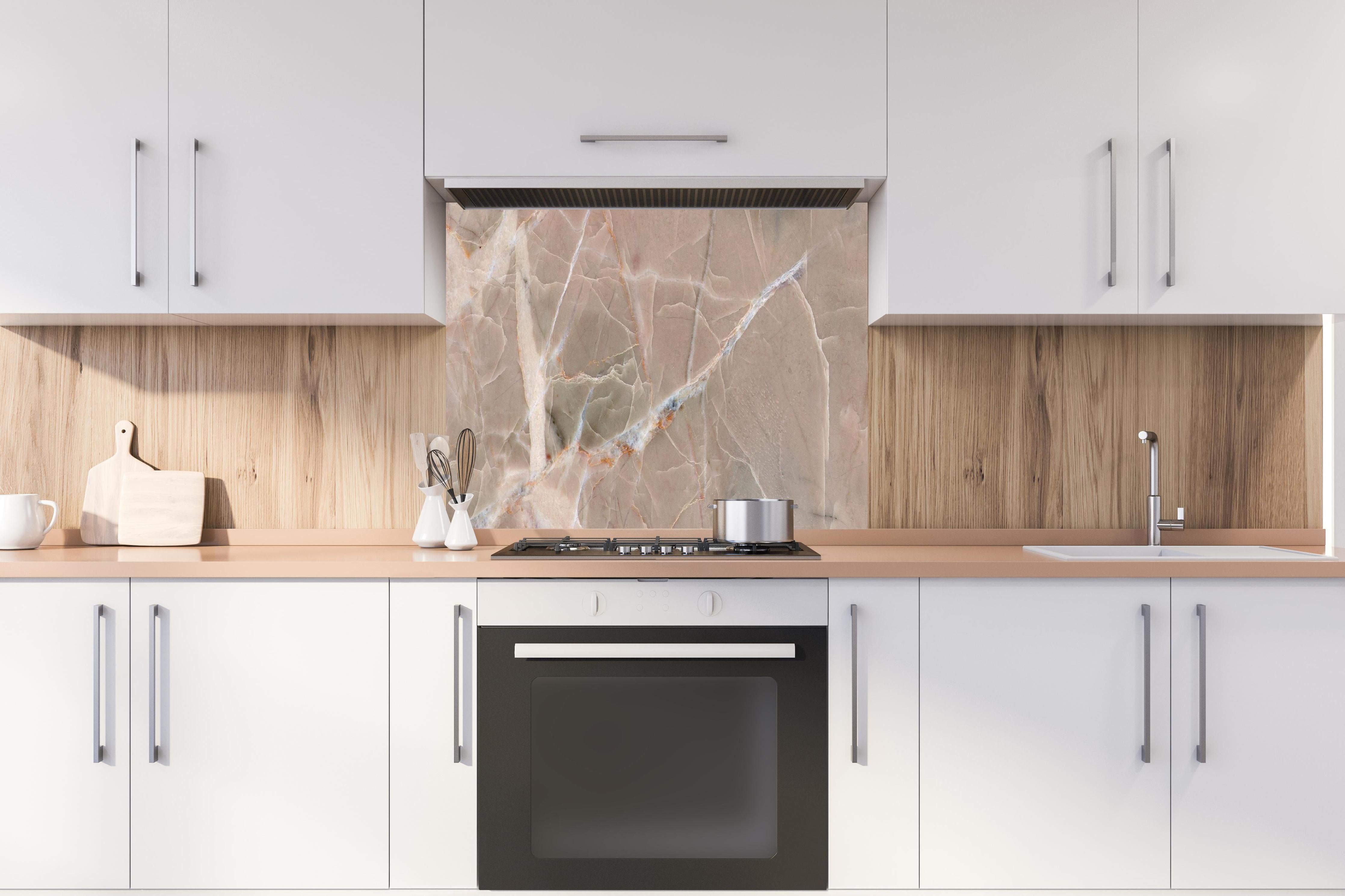 Spritzschutz - Italienische Marmor Textur hinter einem Cerankochfeld zwischen Holz-Kochutensilien
