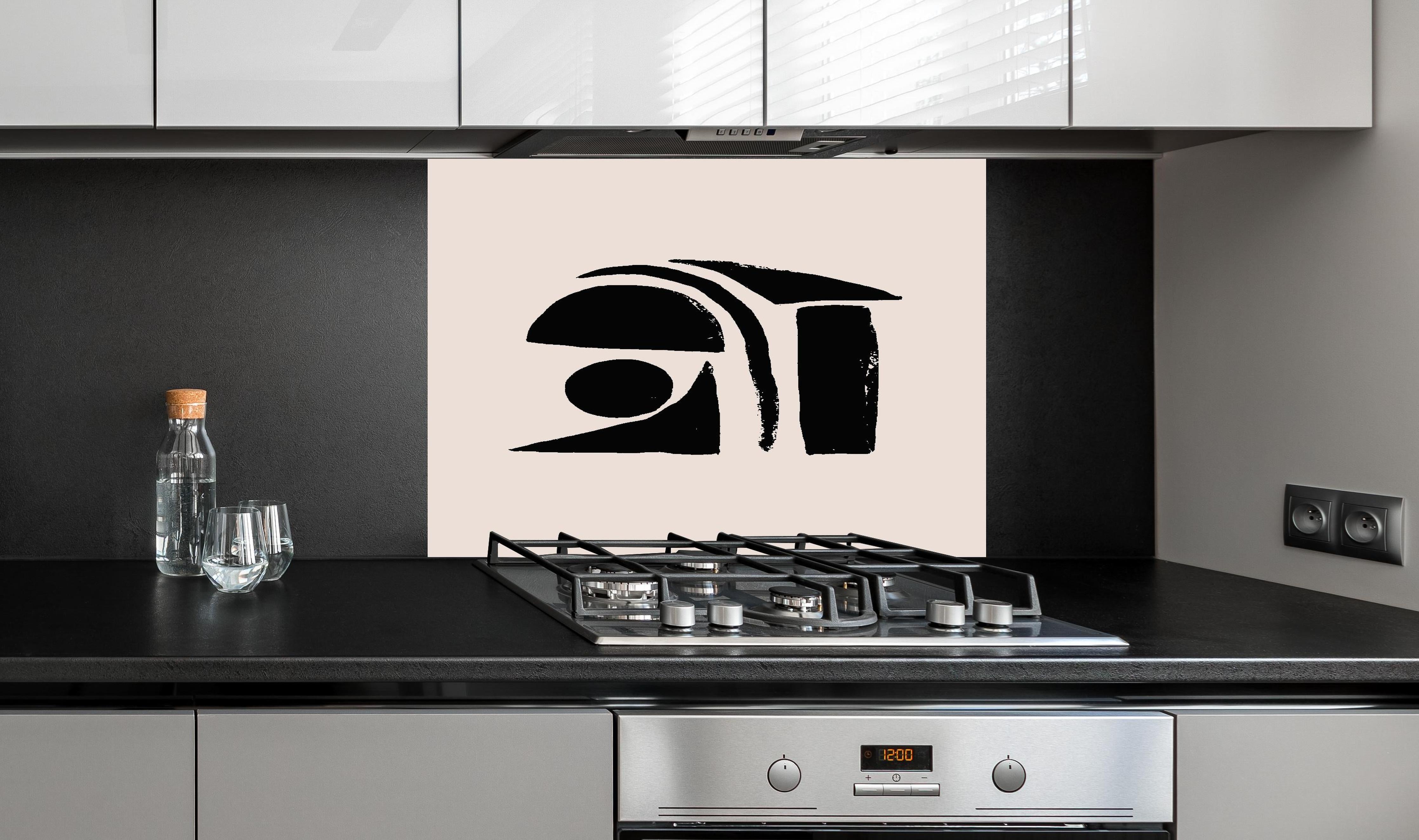 Spritzschutz - Ivory Schwarz Abstract Kunstwerk hinter einem Cerankochfeld zwischen Holz-Kochutensilien
