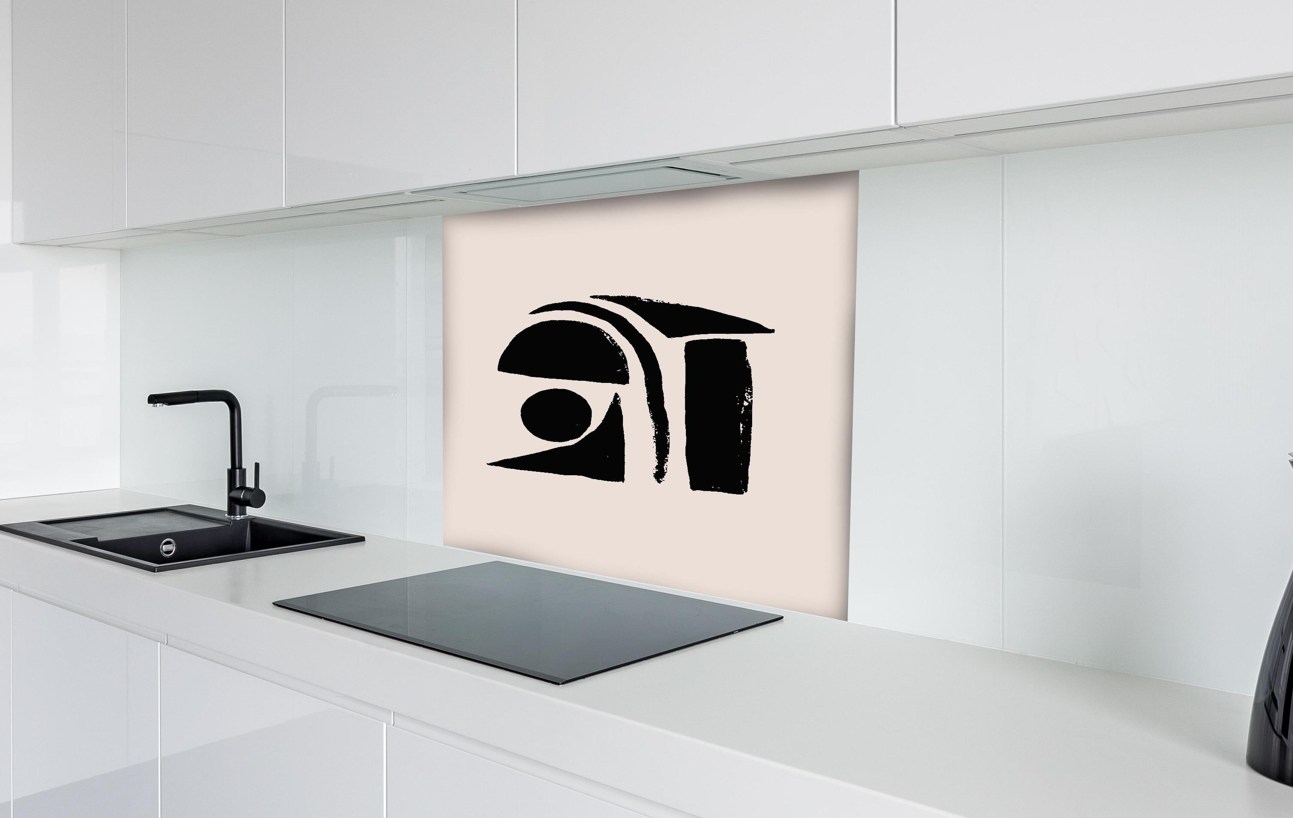 Spritzschutz - Ivory Schwarz Abstract Kunstwerk hinter einem Cerankochfeld zwischen Holz-Kochutensilien
