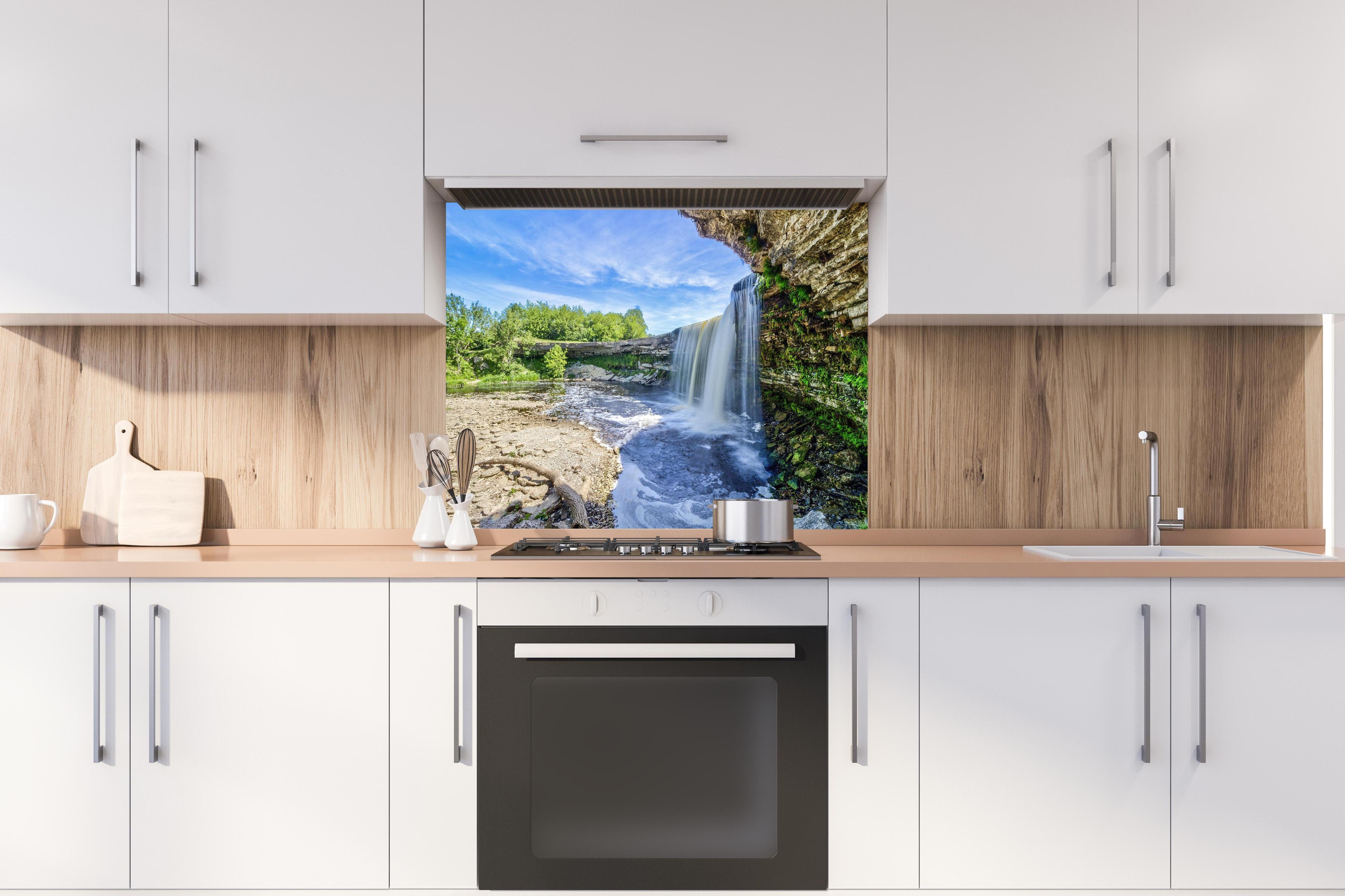 Spritzschutz - Jagala Wasserfall Estland Sommer Tag hinter einem Cerankochfeld zwischen Holz-Kochutensilien
