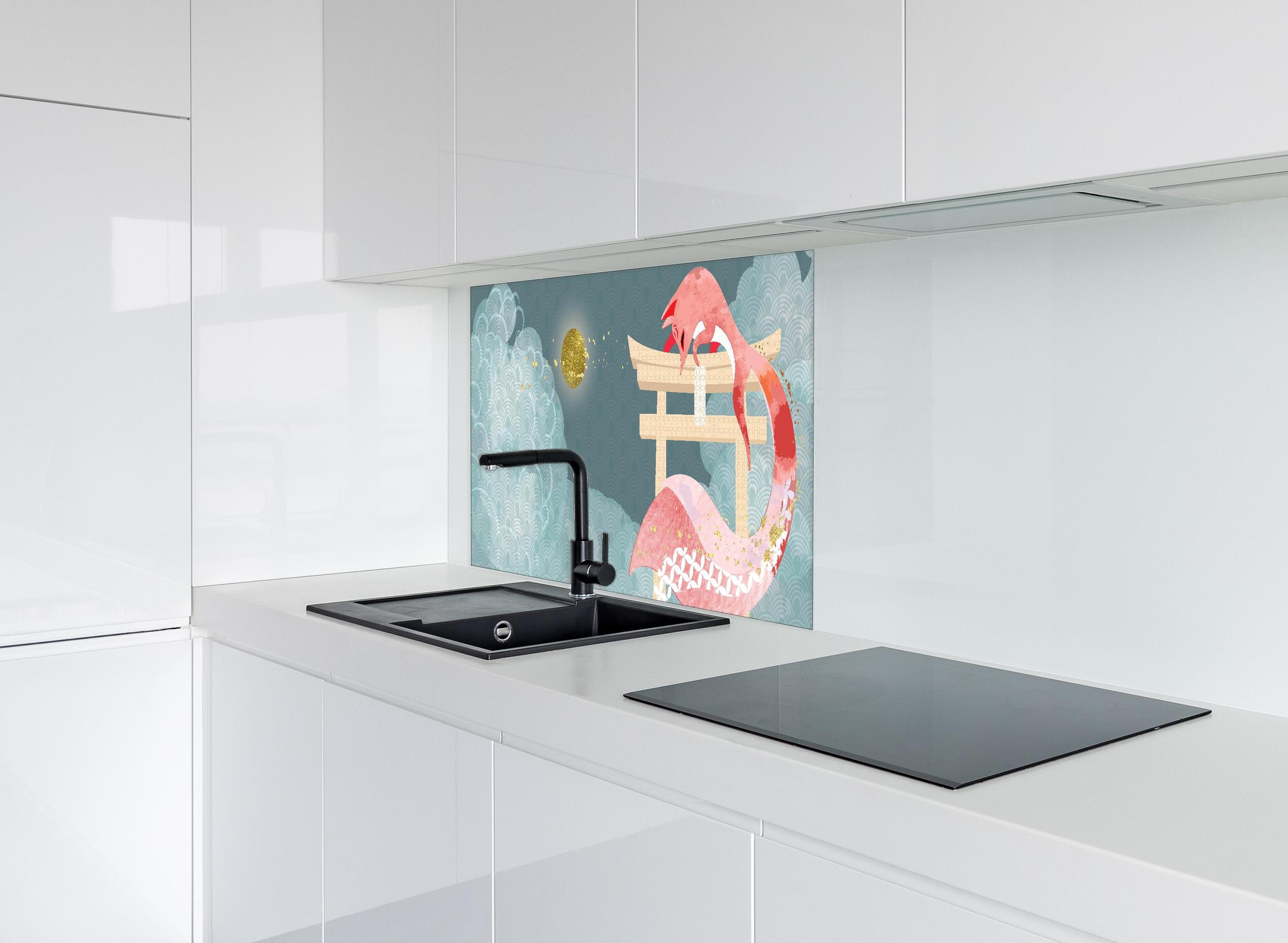 Spritzschutz - Japanische Drache Illustration in Rot-Gold hinter einem Cerankochfeld zwischen Holz-Kochutensilien
