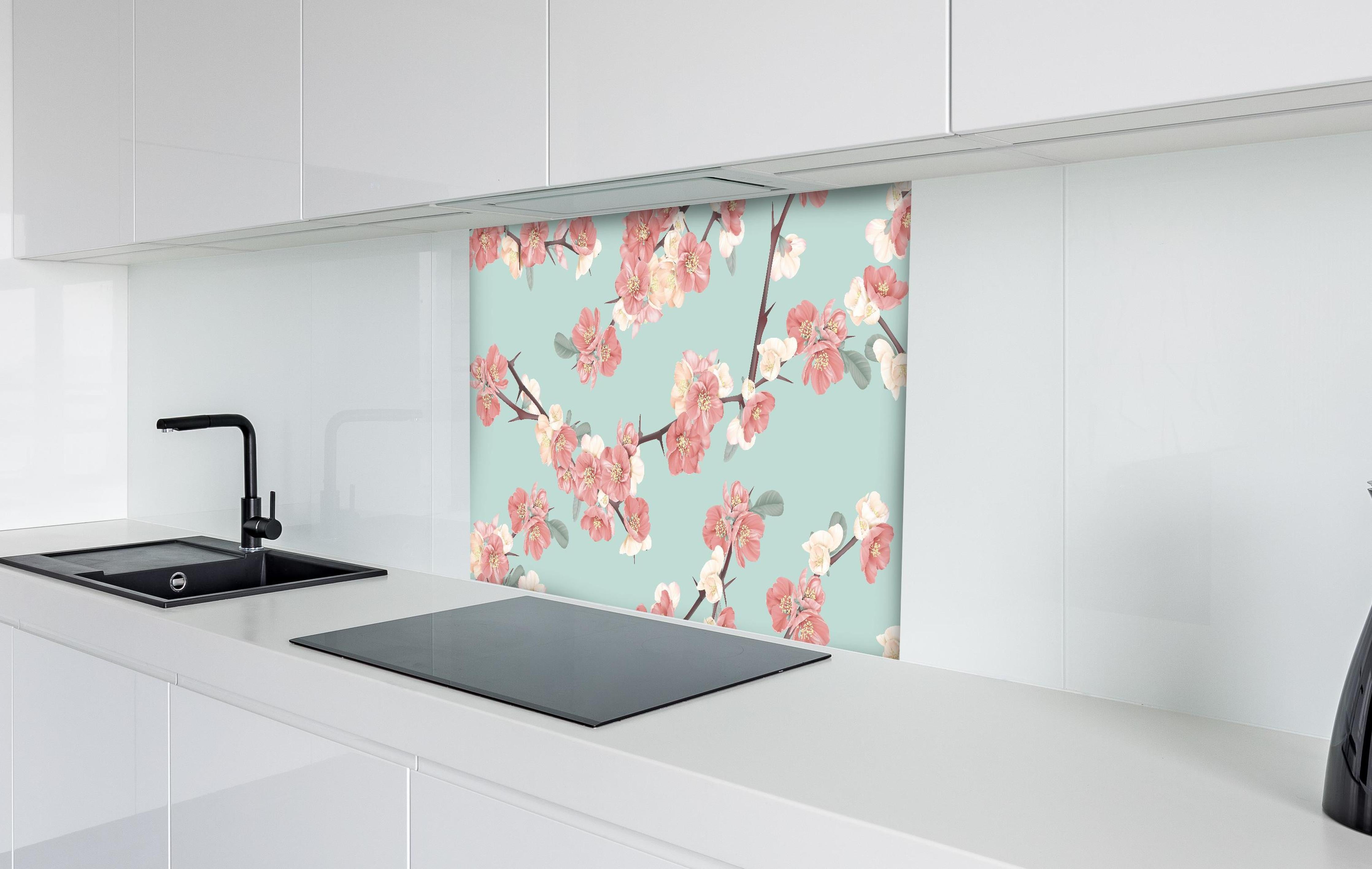 Spritzschutz - Japanische Quittenblüte auf Pastellblau hinter einem Cerankochfeld zwischen Holz-Kochutensilien
