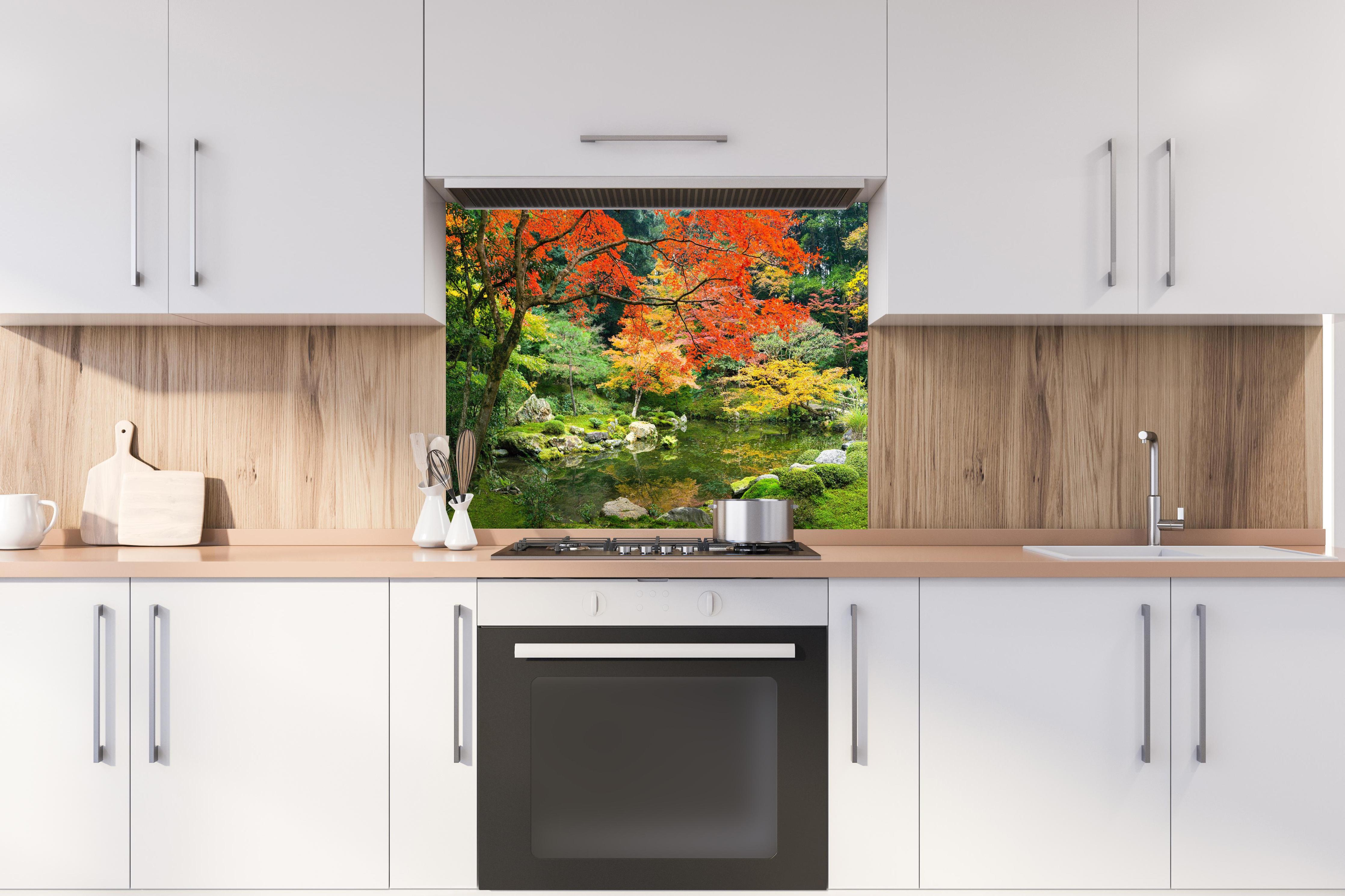 Spritzschutz - Japanischer Garten im Herbst hinter einem Cerankochfeld zwischen Holz-Kochutensilien
