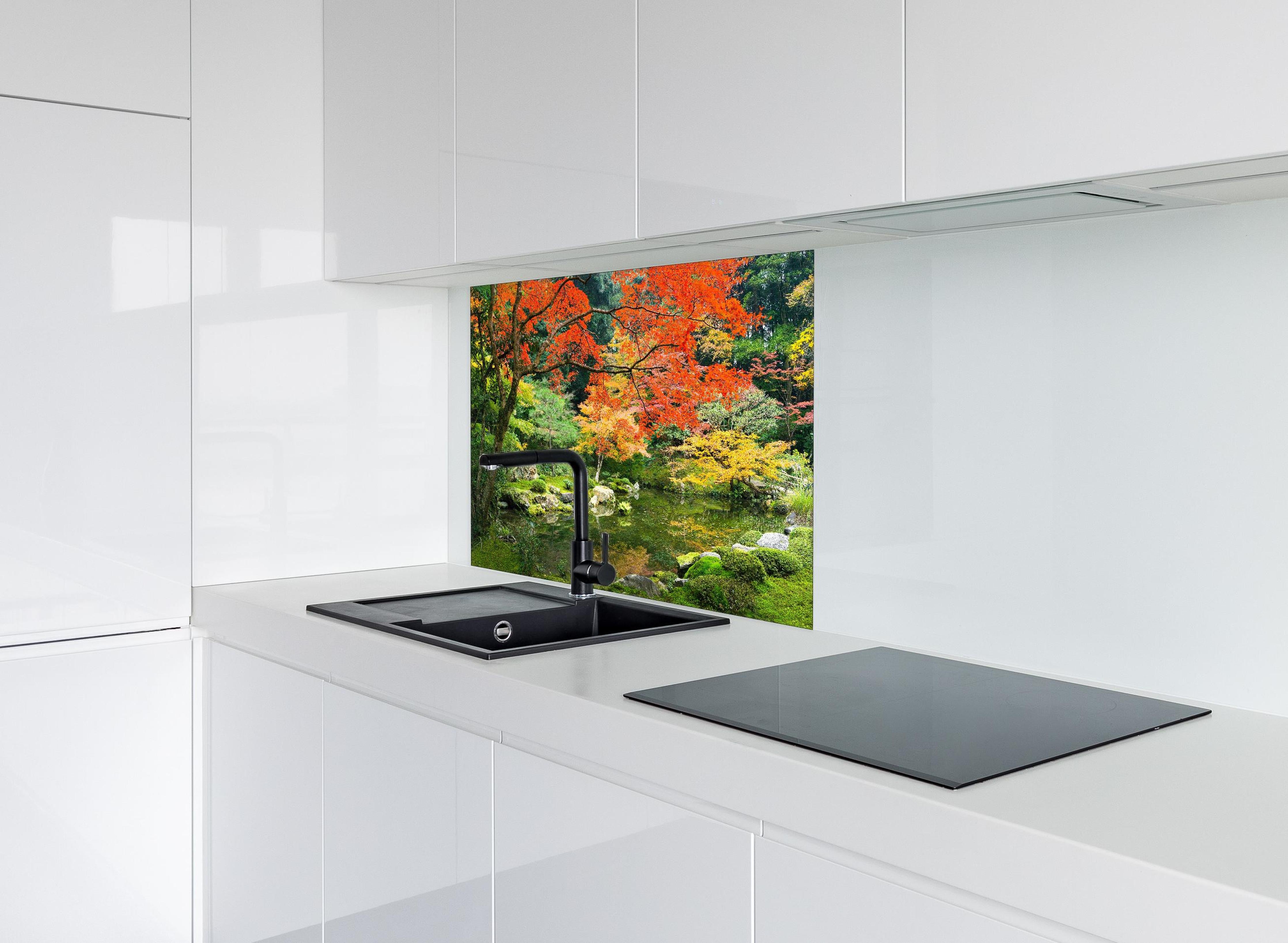 Spritzschutz - Japanischer Garten im Herbst hinter einem Cerankochfeld zwischen Holz-Kochutensilien
