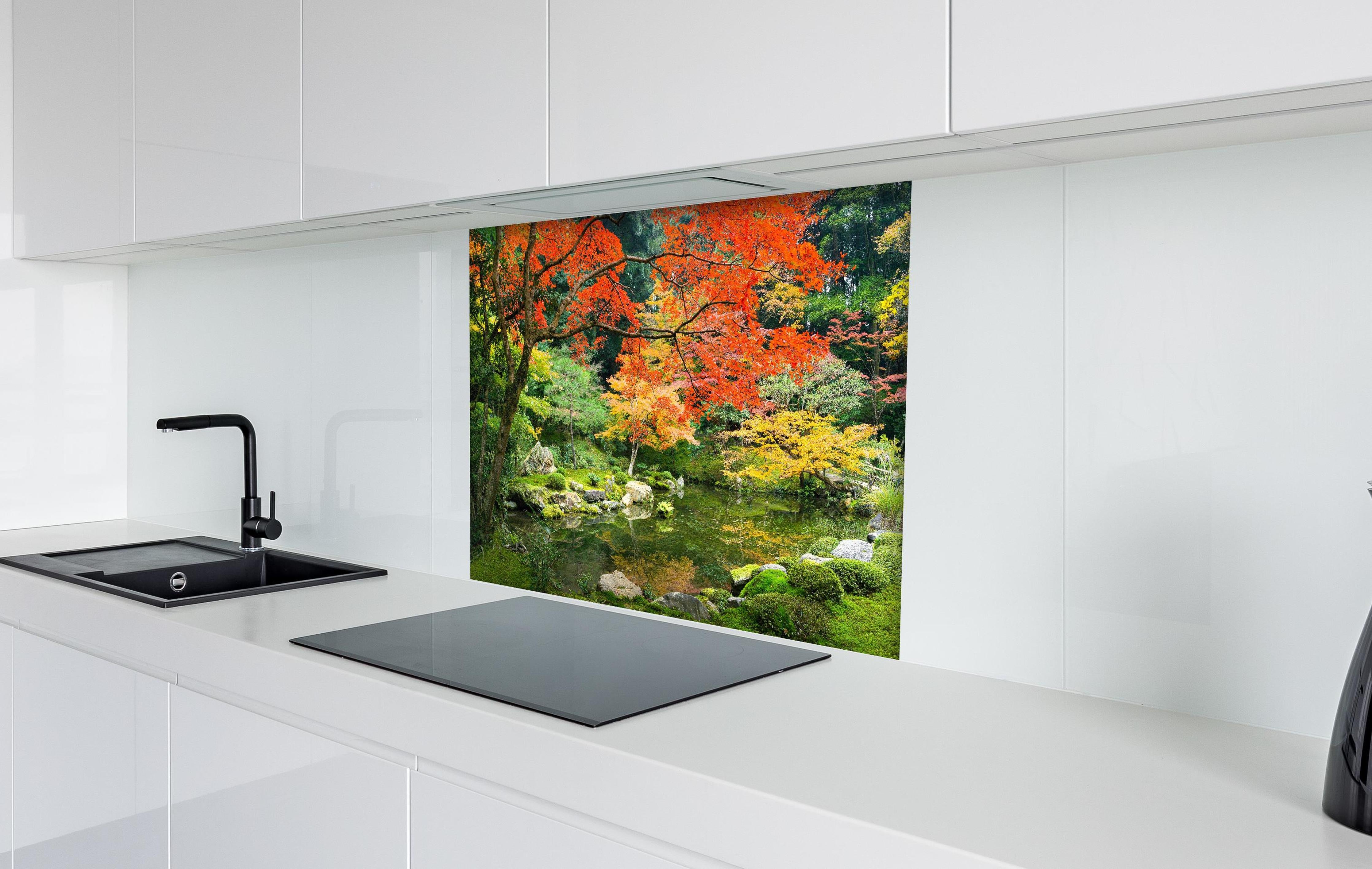 Spritzschutz - Japanischer Garten im Herbst hinter einem Cerankochfeld zwischen Holz-Kochutensilien
