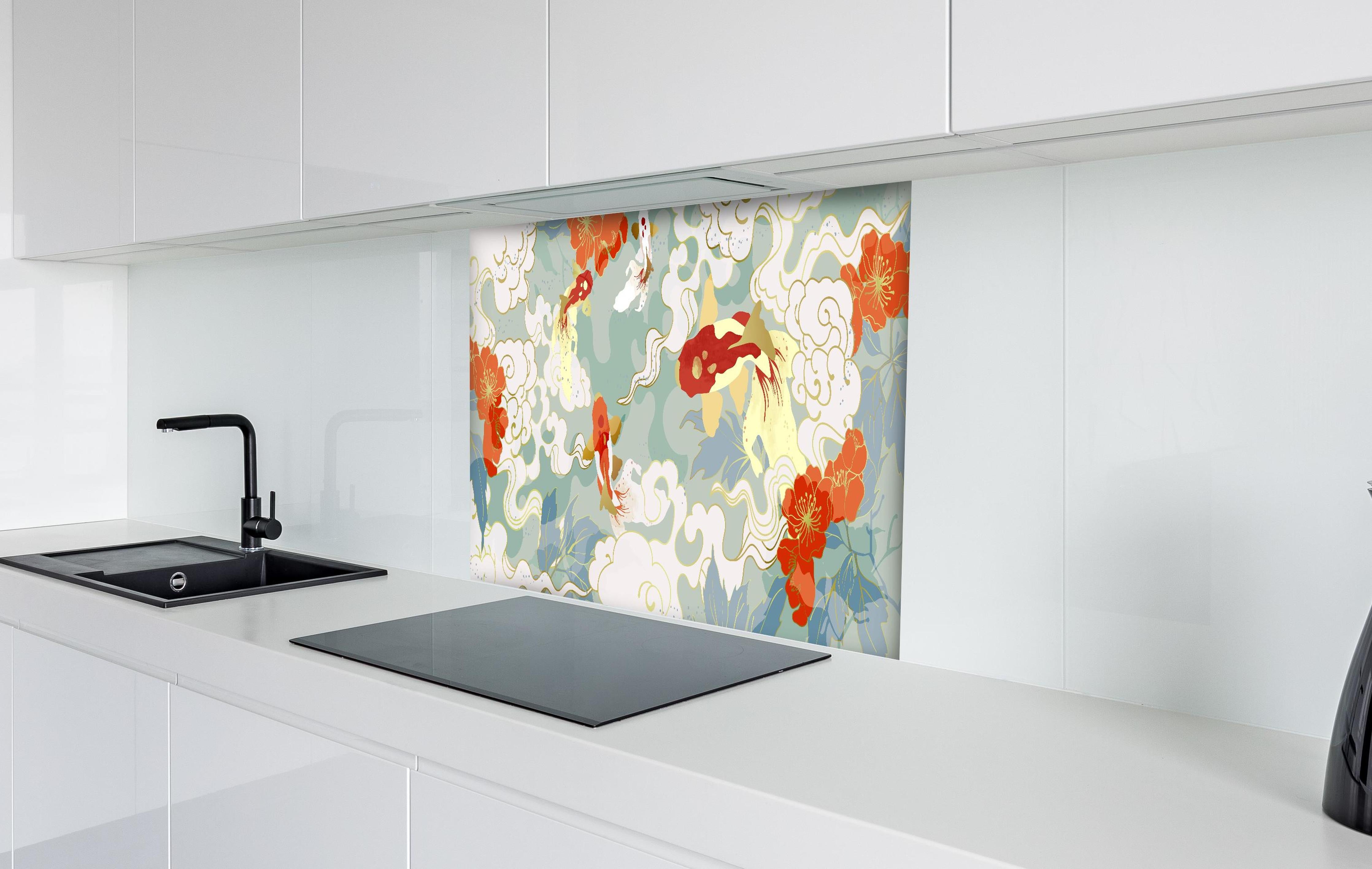 Spritzschutz - Japanisches Koi Teichdesign in Pastell hinter einem Cerankochfeld zwischen Holz-Kochutensilien
