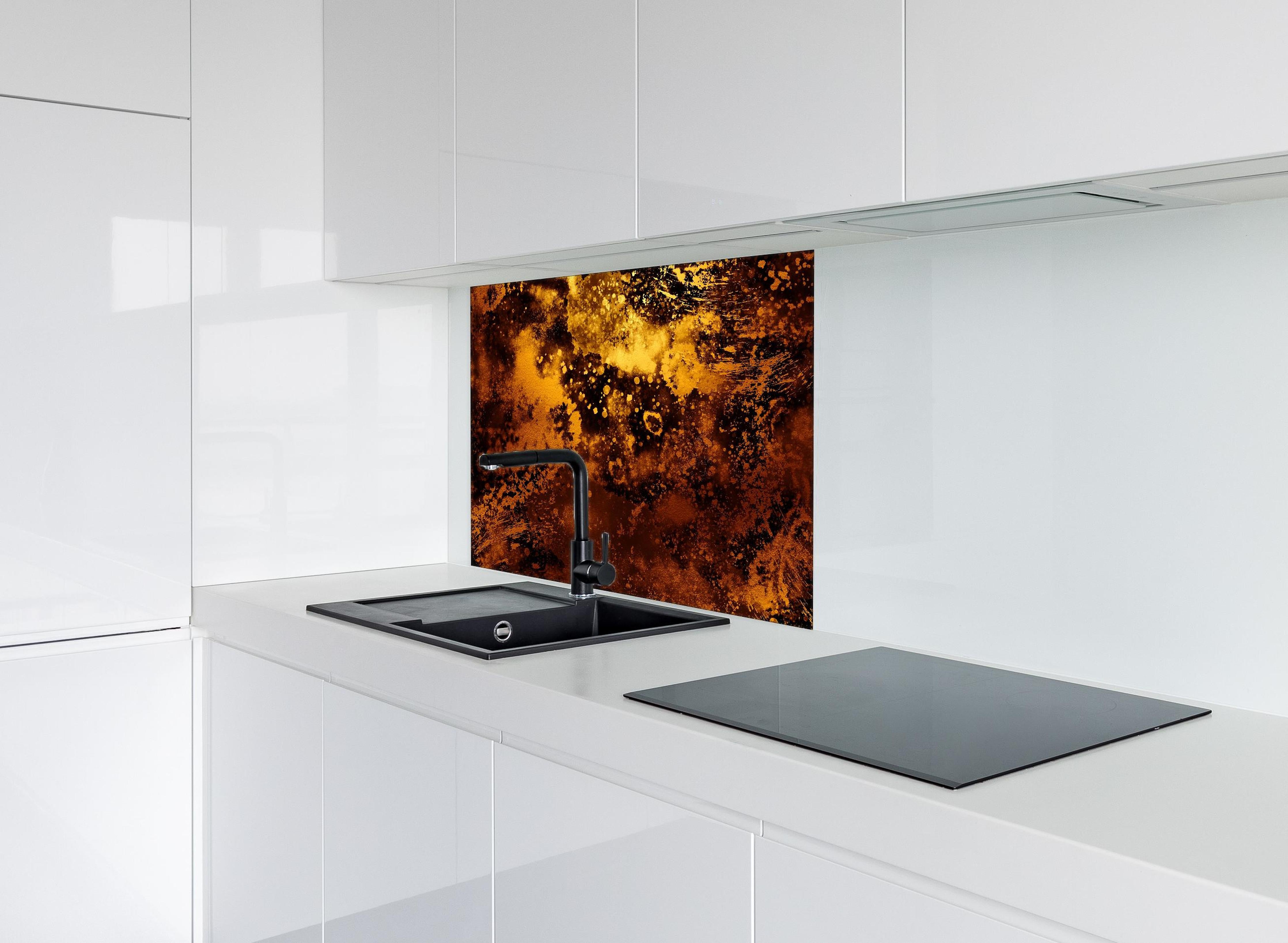 Spritzschutz - Japanisches Kunstwerk - Sengoku Gold hinter einem Cerankochfeld zwischen Holz-Kochutensilien
