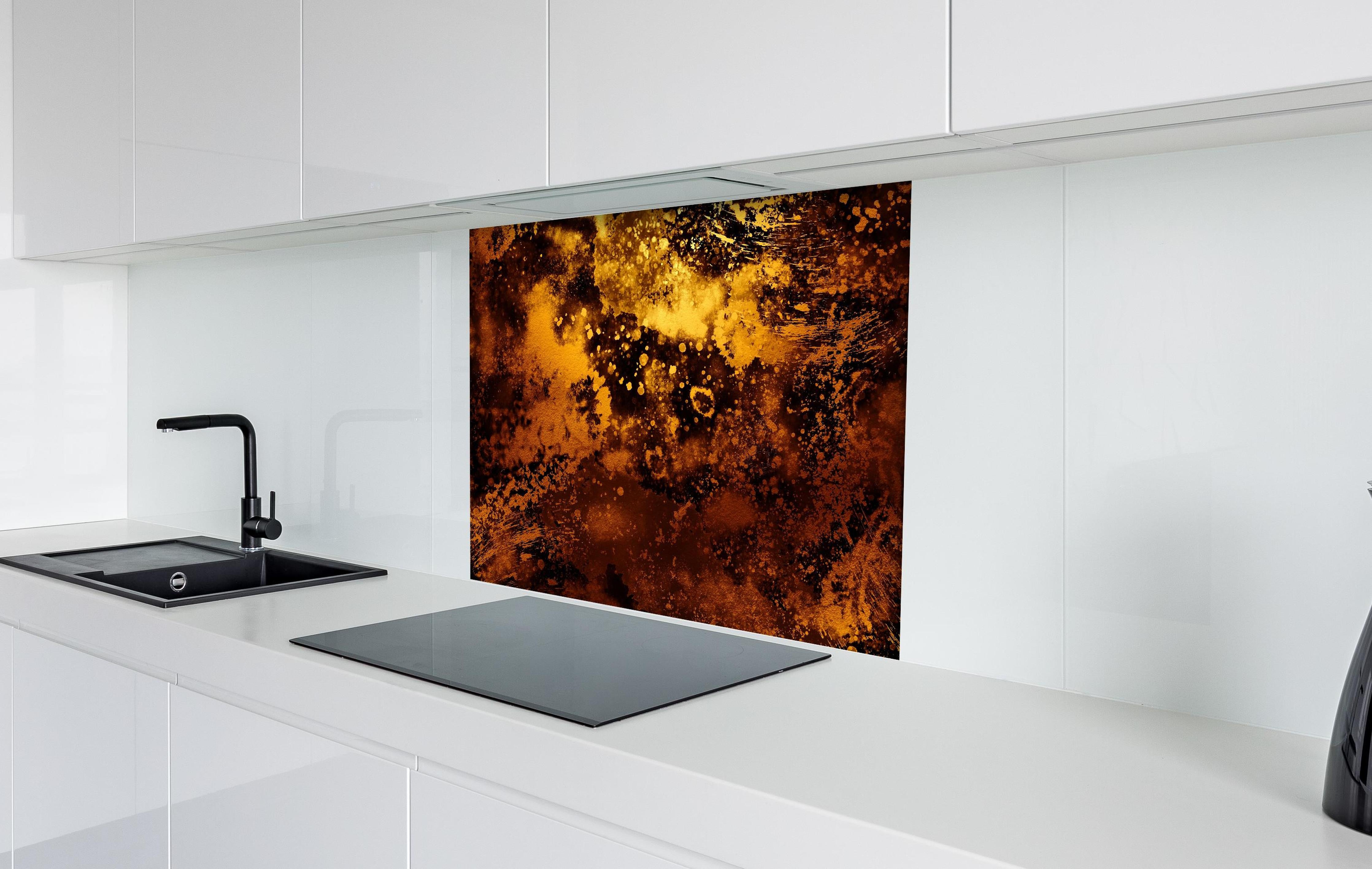 Spritzschutz - Japanisches Kunstwerk - Sengoku Gold hinter einem Cerankochfeld zwischen Holz-Kochutensilien
