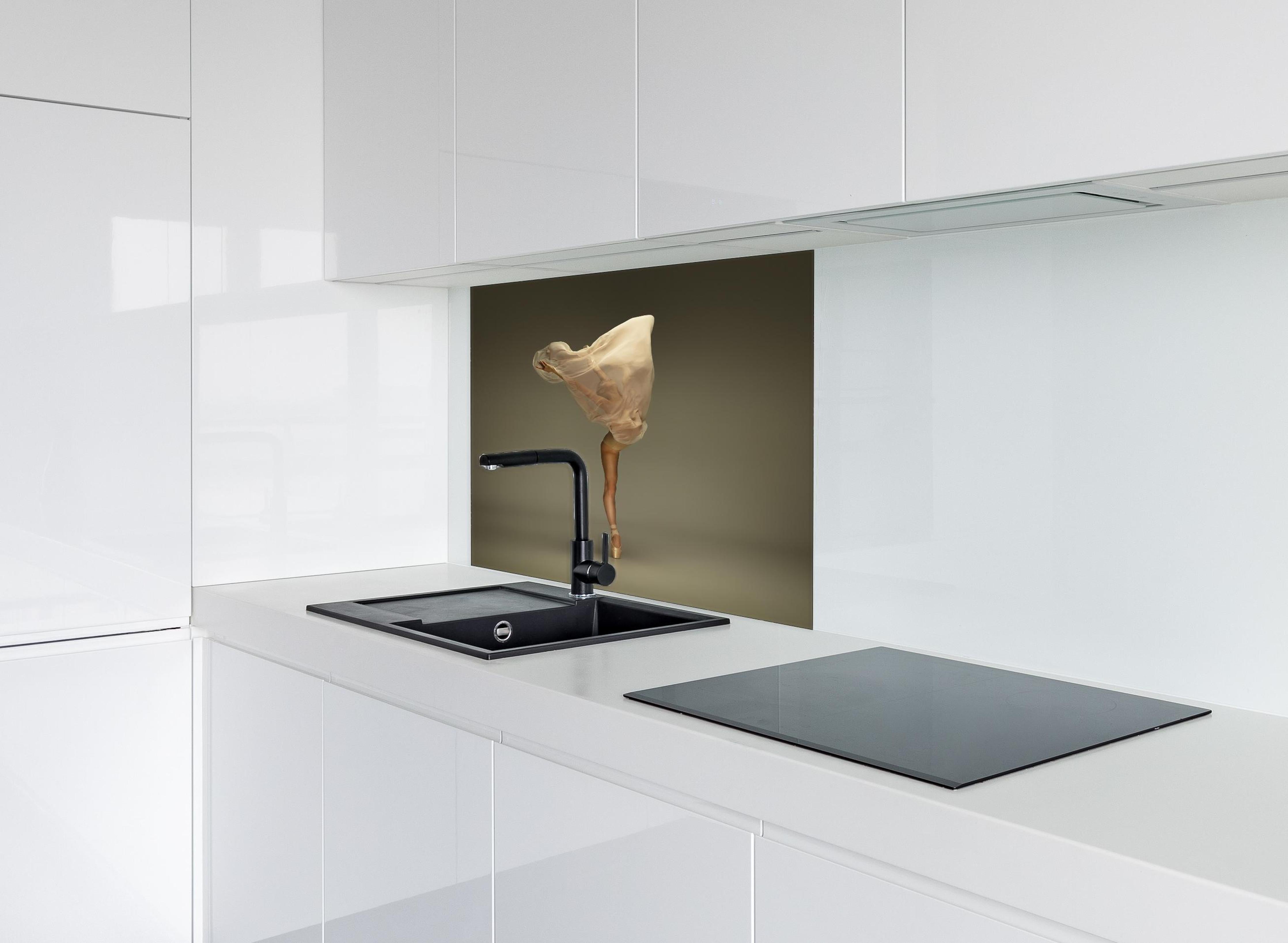 Spritzschutz - Junge Ballerina in grauem Studio  hinter einem Cerankochfeld zwischen Holz-Kochutensilien
