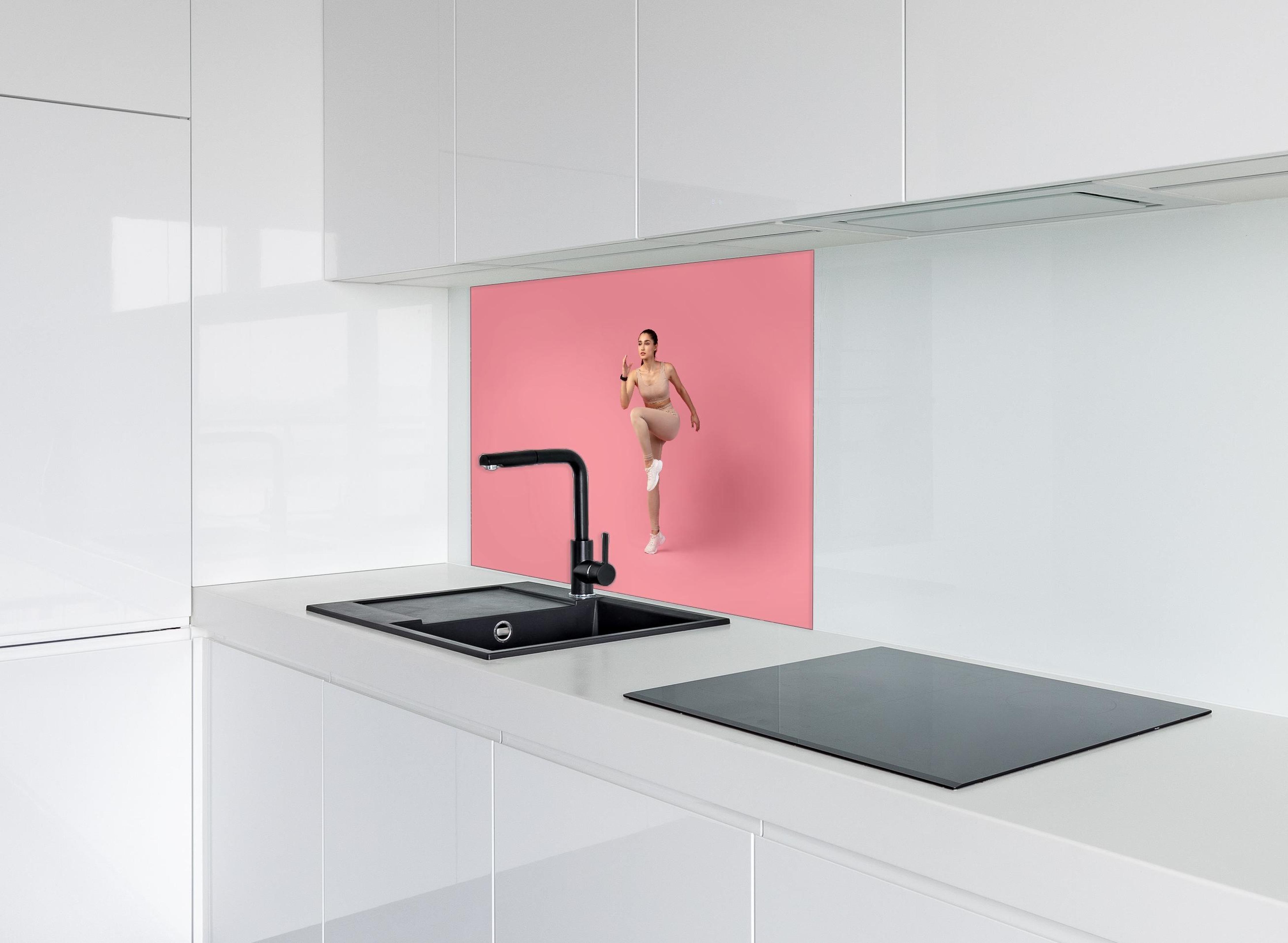 Spritzschutz - Junge Fitness Frau in Läuferpose hinter einem Cerankochfeld zwischen Holz-Kochutensilien
