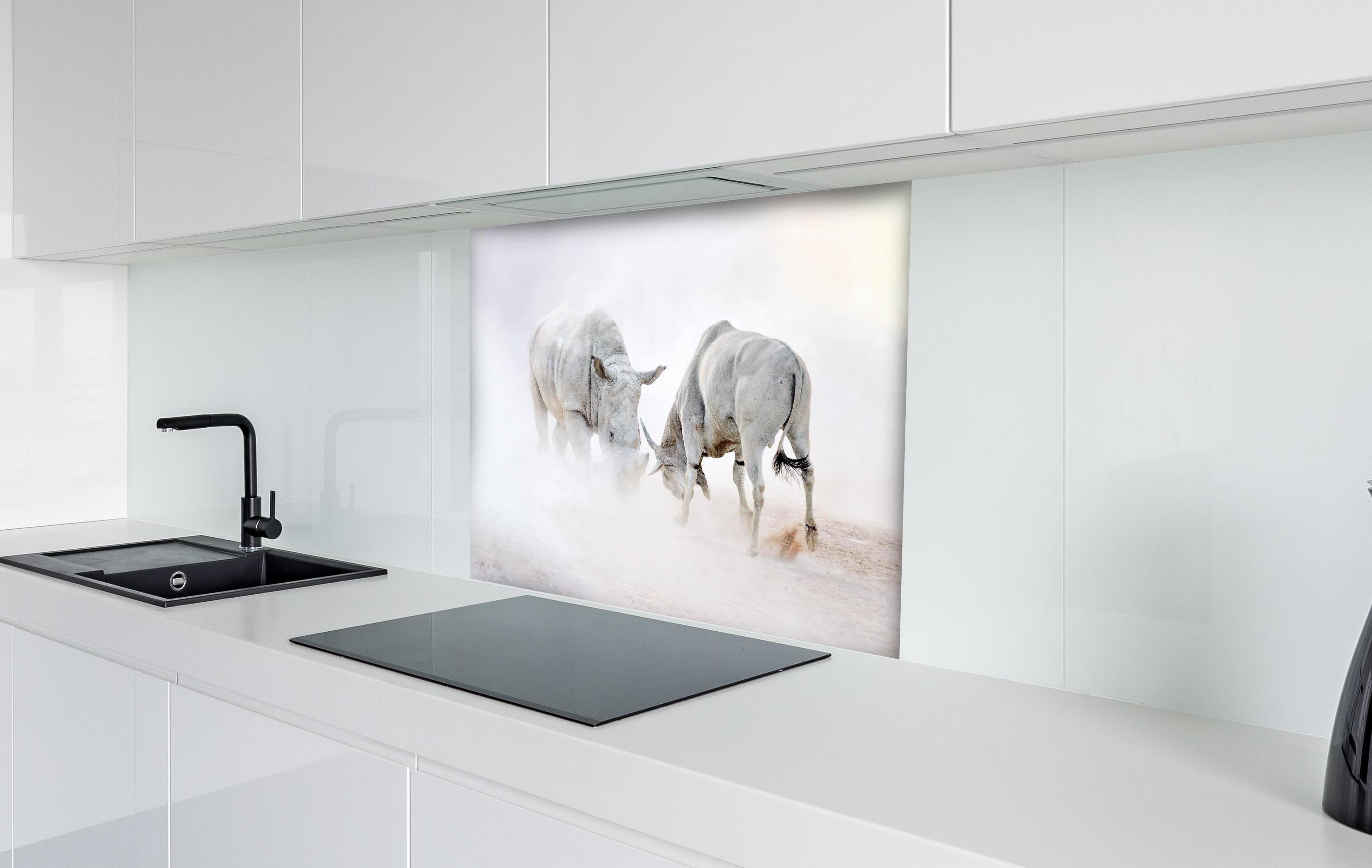 Spritzschutz - Kampf zwischen Nashorn und Oryx hinter einem Cerankochfeld zwischen Holz-Kochutensilien
