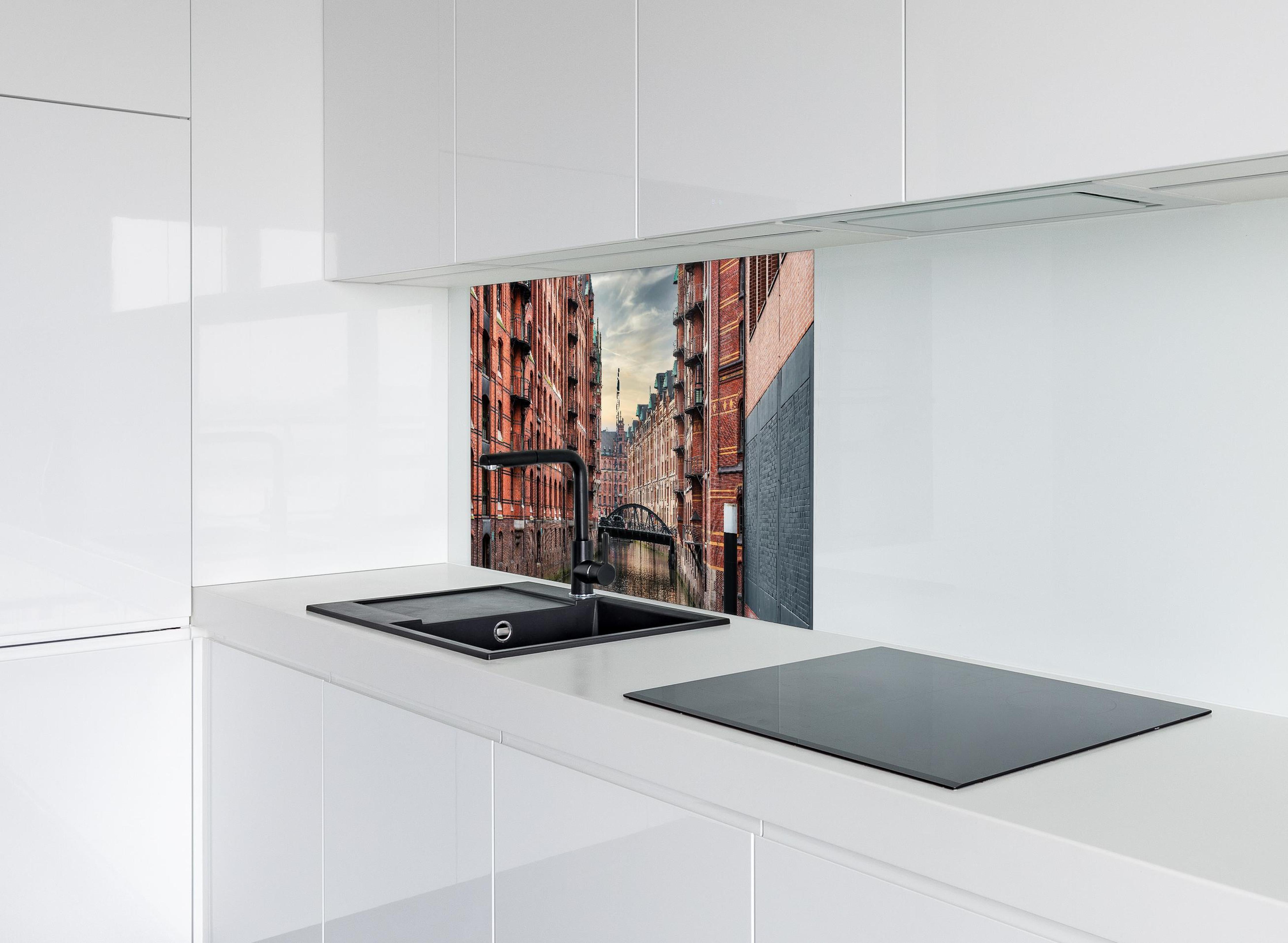 Spritzschutz - Kanal in der alten Speicherstadt hinter einem Cerankochfeld zwischen Holz-Kochutensilien
