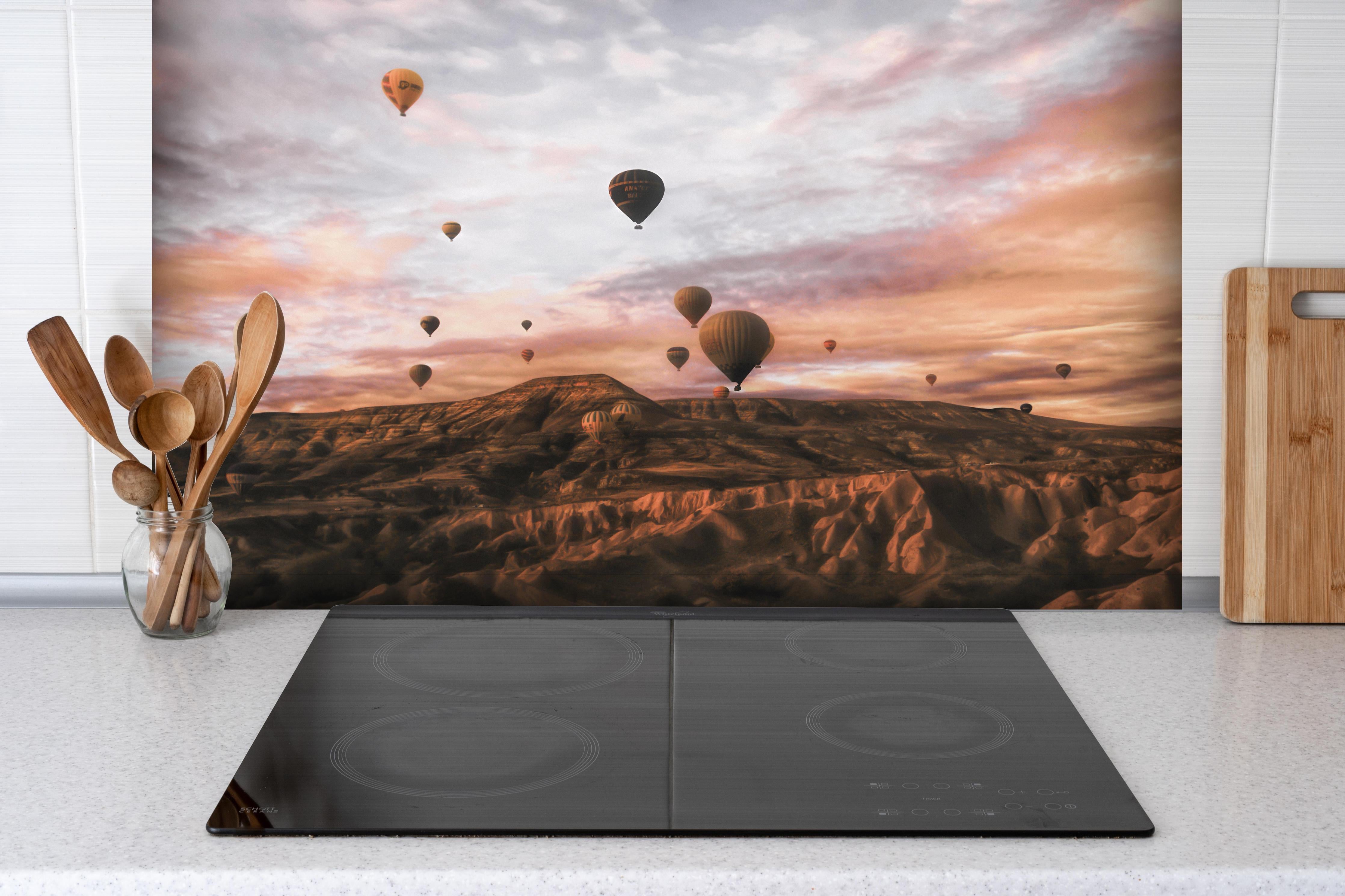 Spritzschutz - Kappadokien - Heißluft Ballons hinter einem Cerankochfeld zwischen Holz-Kochutensilien
