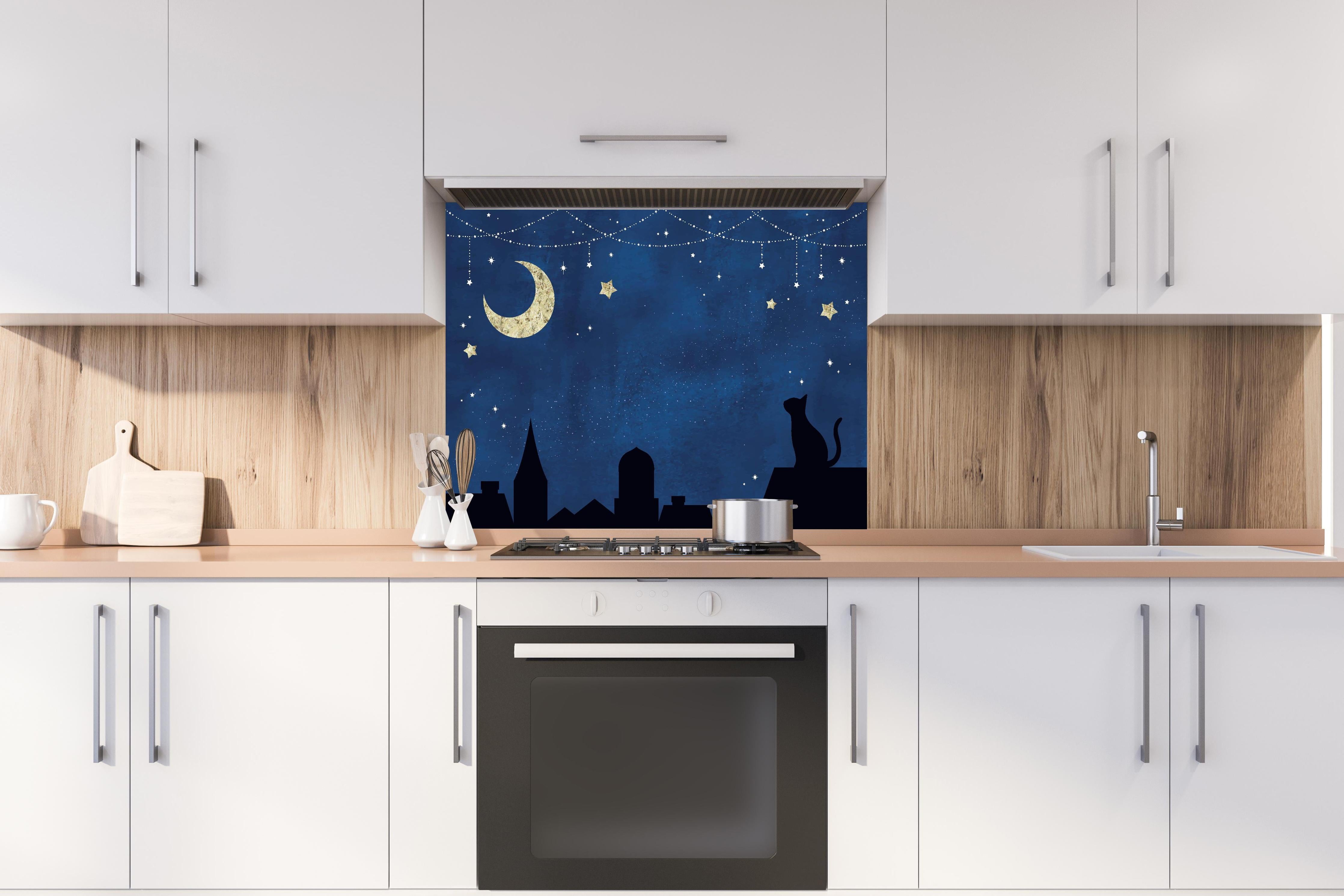 Spritzschutz - Katze Mond und Sterne Silhouettenbild hinter einem Cerankochfeld zwischen Holz-Kochutensilien
