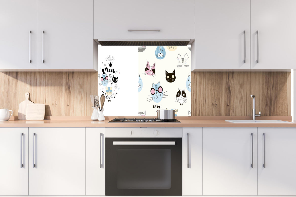 Spritzschutz - Katzen-Gesichter Pyjama-Set Weiß-Creme hinter einem Cerankochfeld zwischen Holz-Kochutensilien
