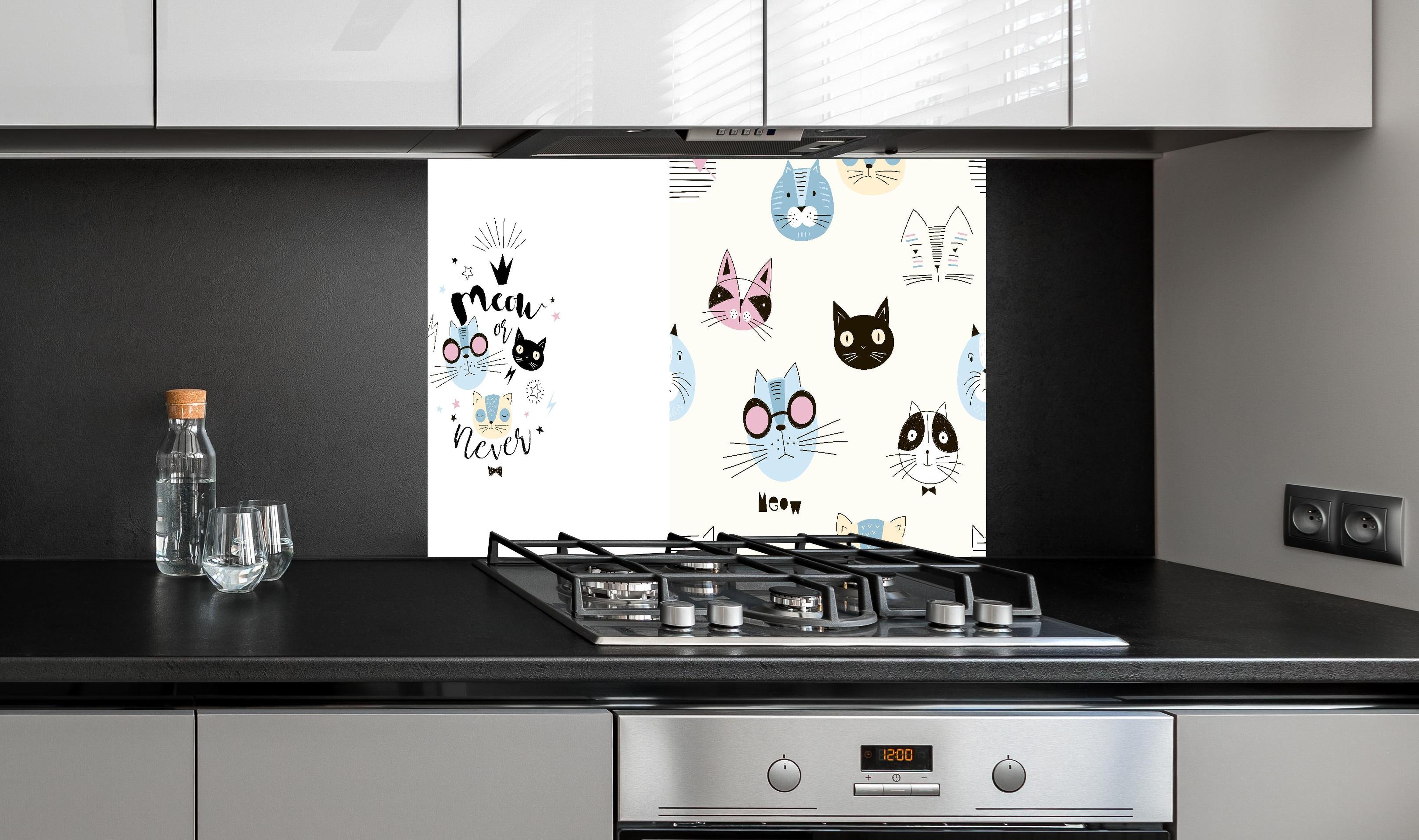 Spritzschutz - Katzen-Gesichter Pyjama-Set Weiß-Creme hinter einem Cerankochfeld zwischen Holz-Kochutensilien
