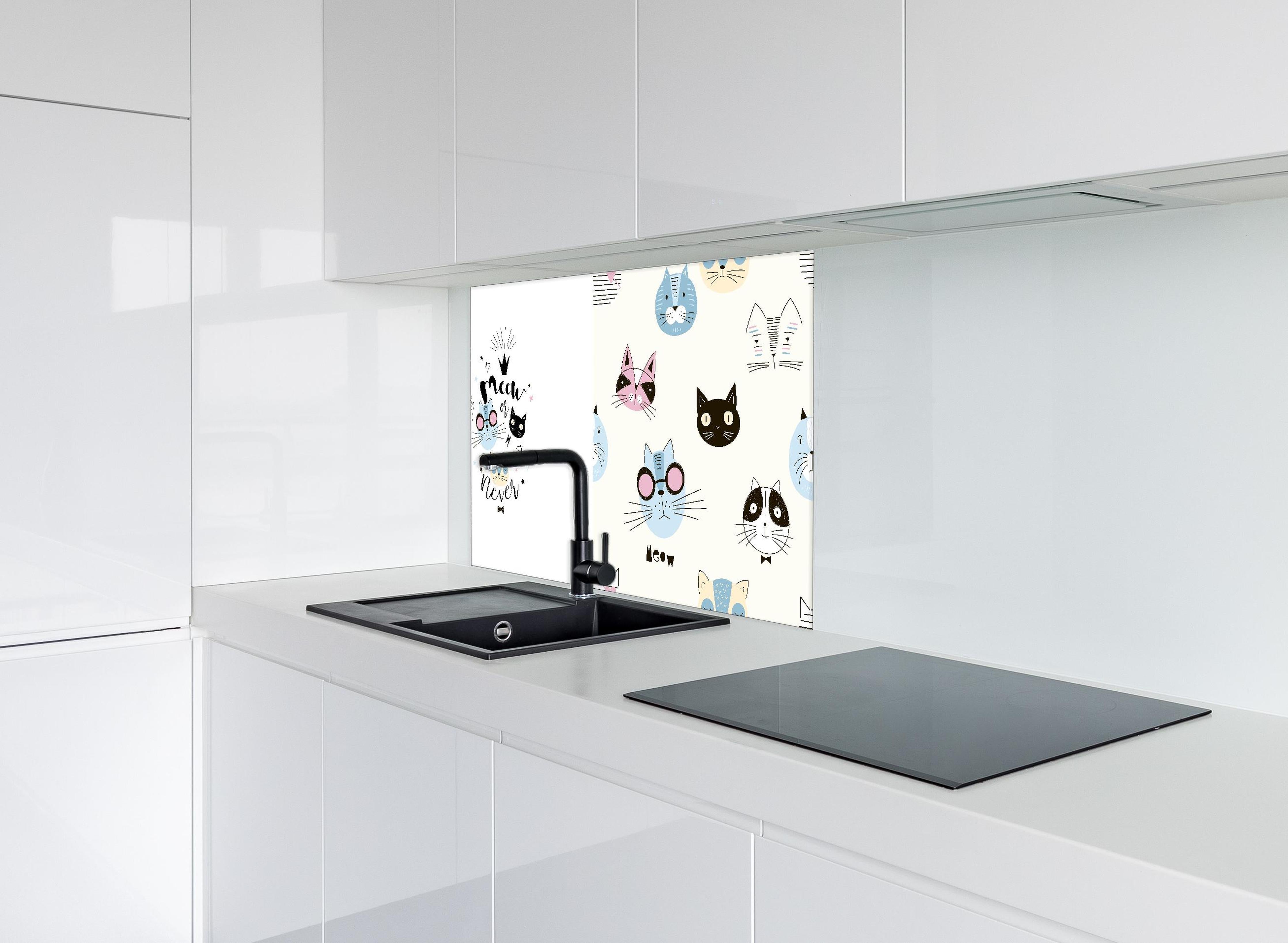 Spritzschutz - Katzen-Muster Schlafanzug-Set für Kinder hinter einem Cerankochfeld zwischen Holz-Kochutensilien
