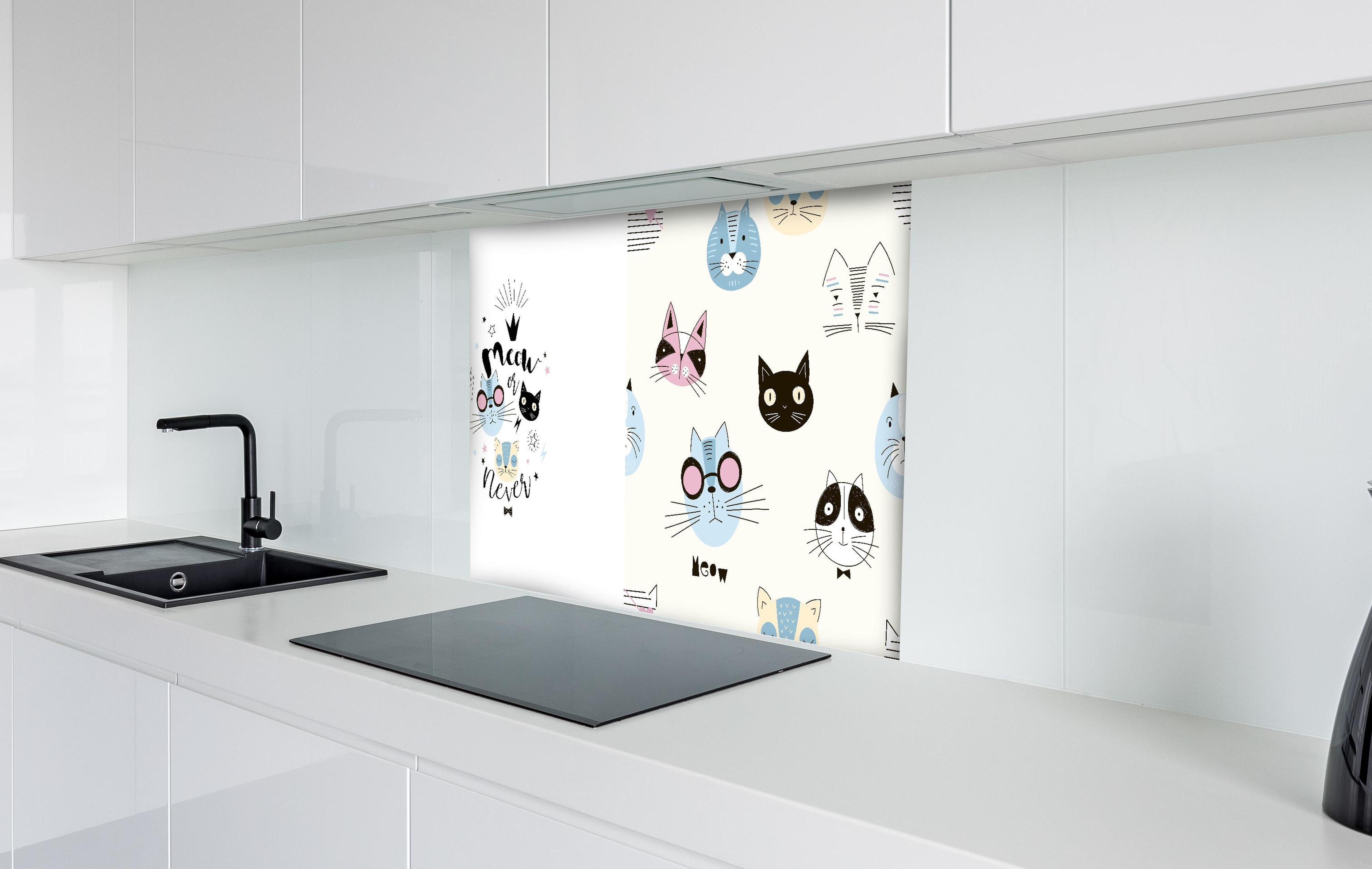 Spritzschutz - Katzen-Muster Schlafanzug-Set für Kinder hinter einem Cerankochfeld zwischen Holz-Kochutensilien
