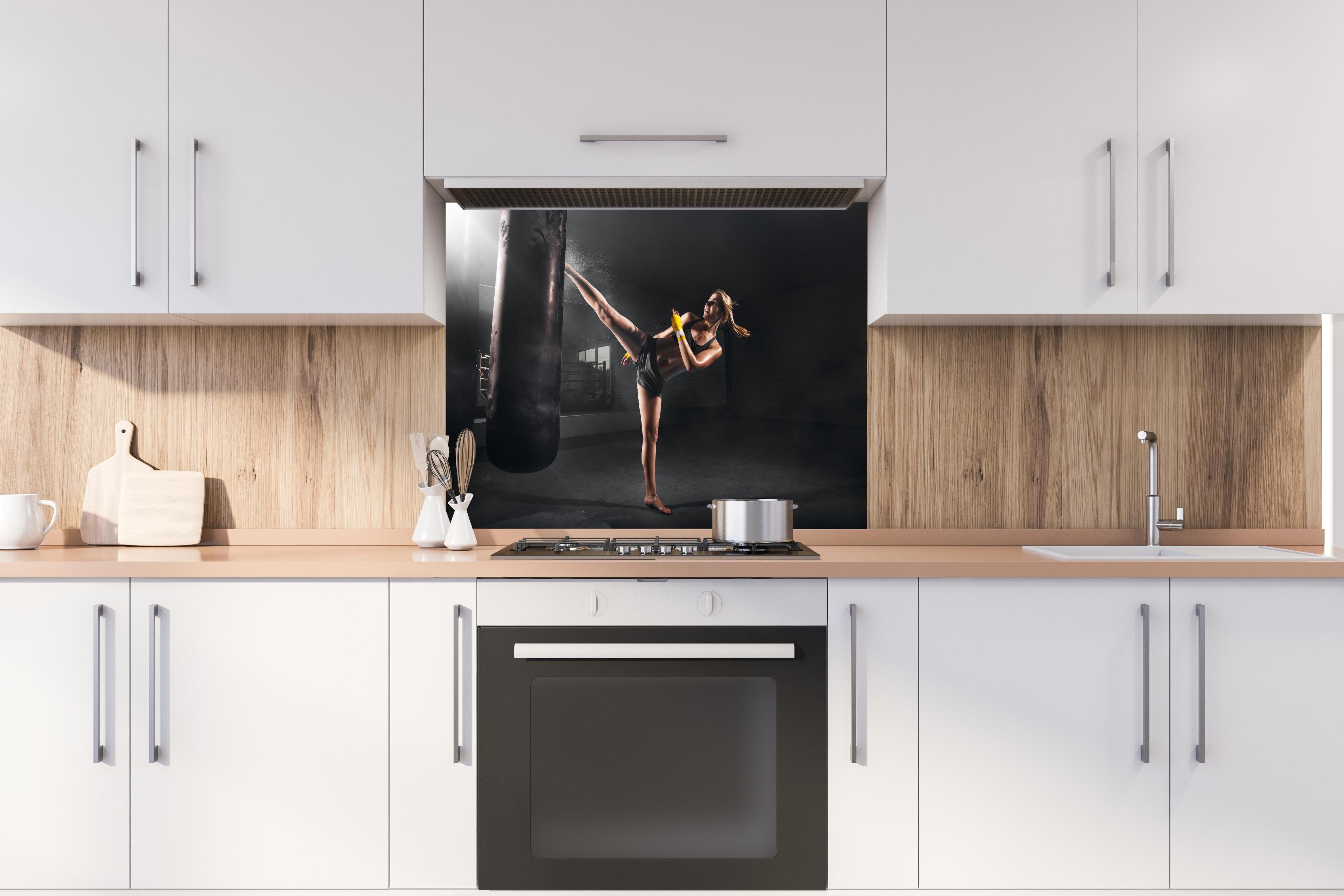 Spritzschutz - Kickboxen Sport hinter einem Cerankochfeld zwischen Holz-Kochutensilien
