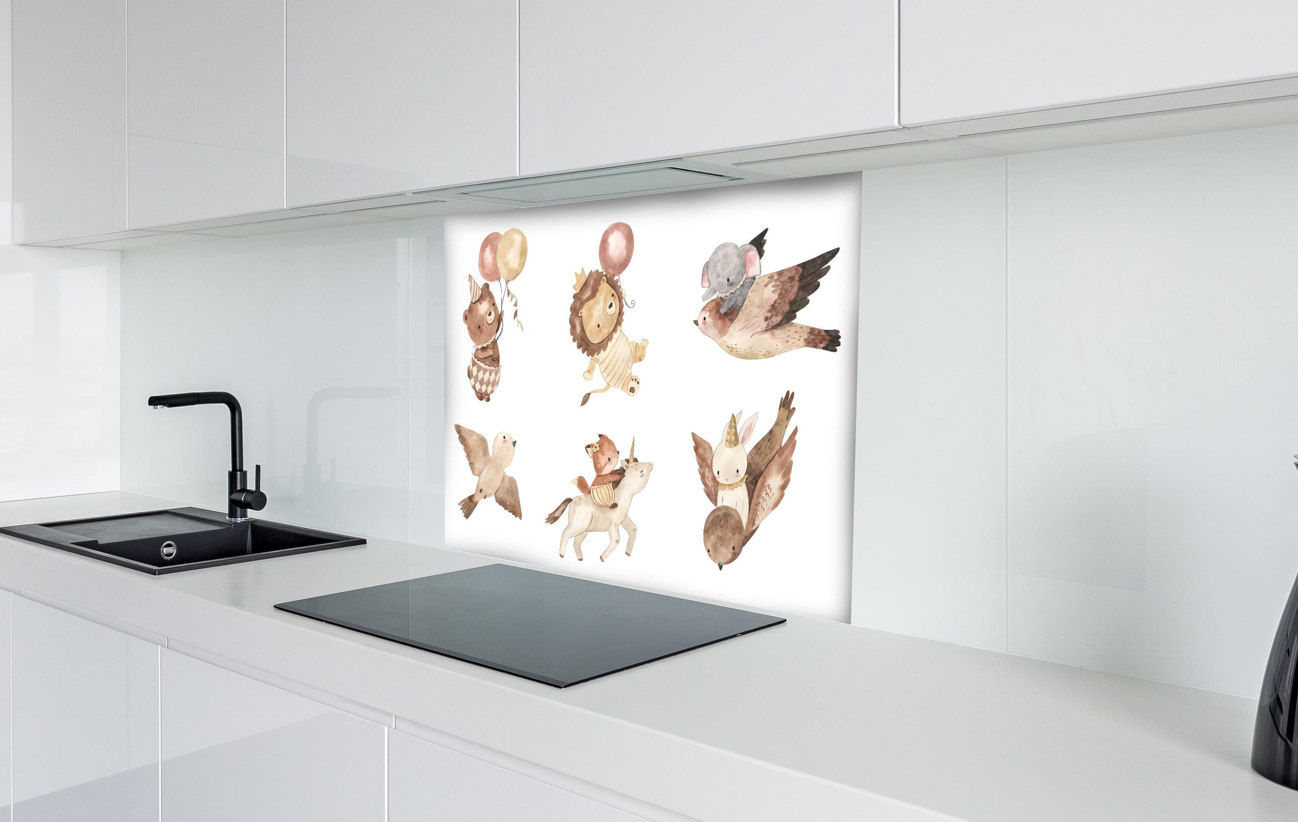 Spritzschutz - Kindermotiv - Tiere in den Lüften hinter einem Cerankochfeld zwischen Holz-Kochutensilien
