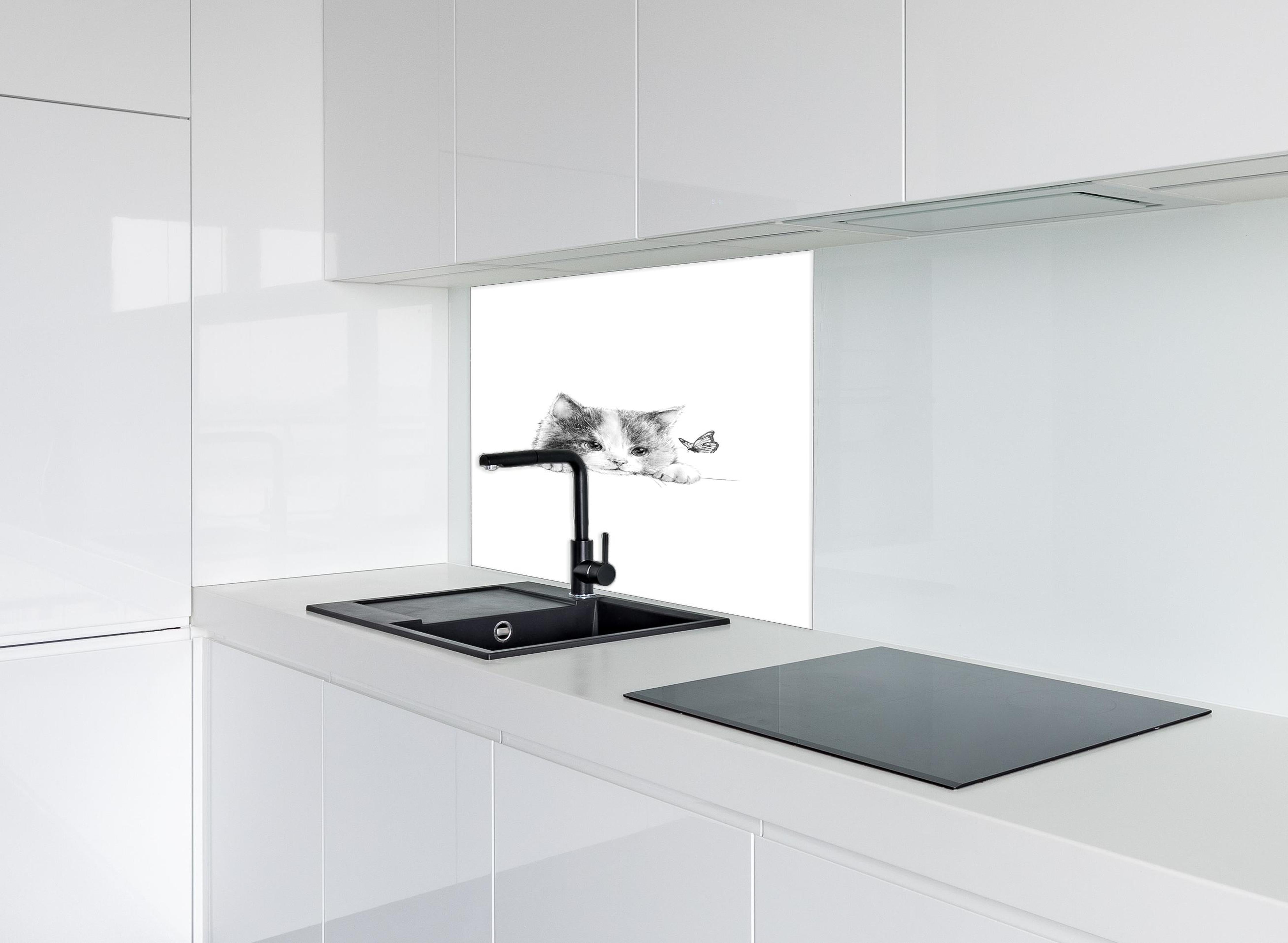 Spritzschutz - Kindermotiv einer Katze - schwarz-weiß hinter einem Cerankochfeld zwischen Holz-Kochutensilien
