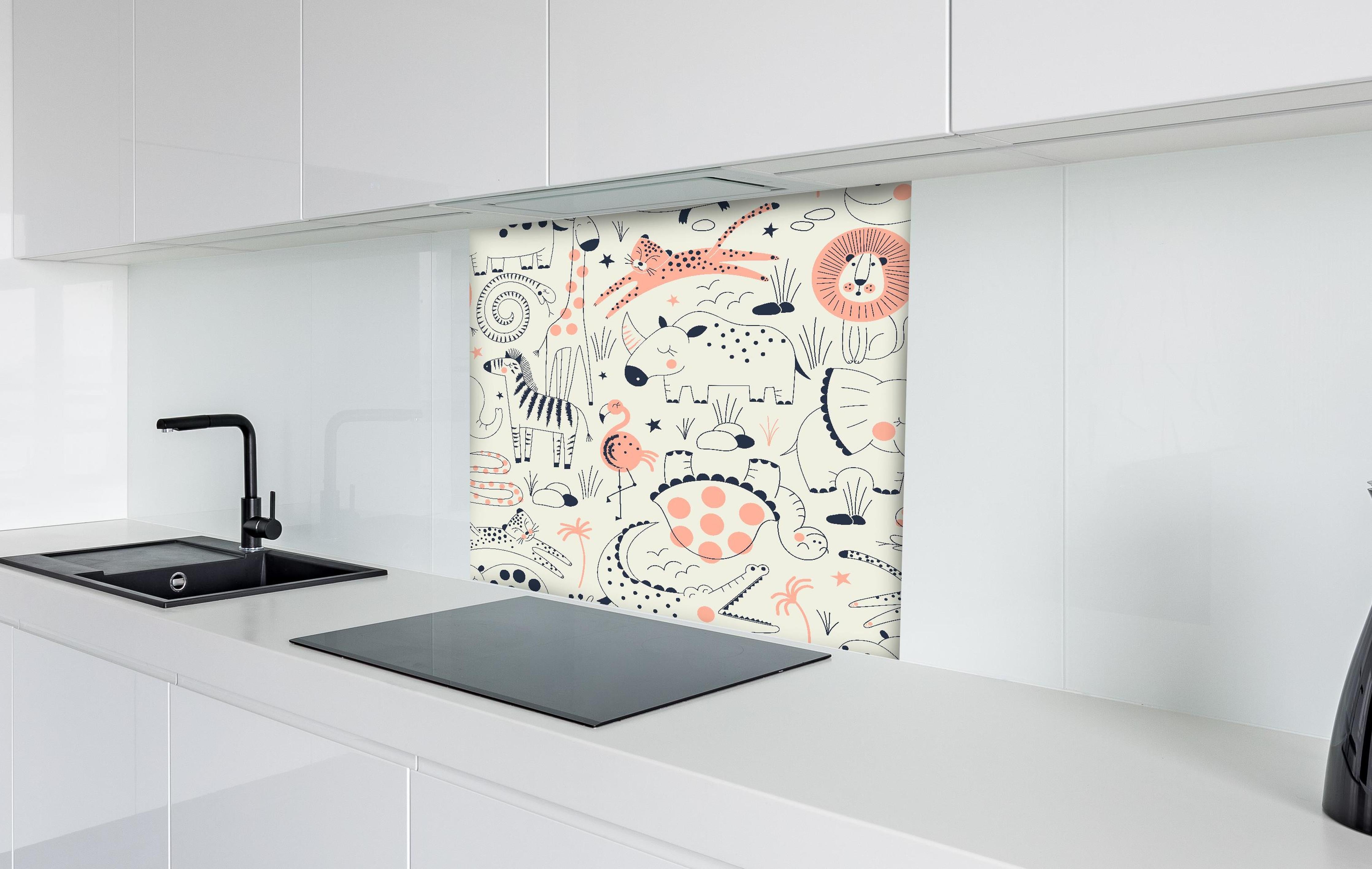 Spritzschutz - Kindermotive Tierzeichnungen in Pastellfarben hinter einem Cerankochfeld zwischen Holz-Kochutensilien
